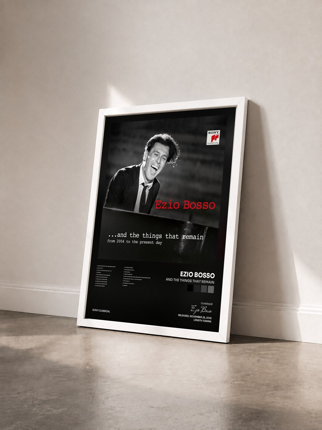 #blanc Tableau de l'album And the Things that Remain de Ezio Bosso vu de trois quarts, cadre blanc
