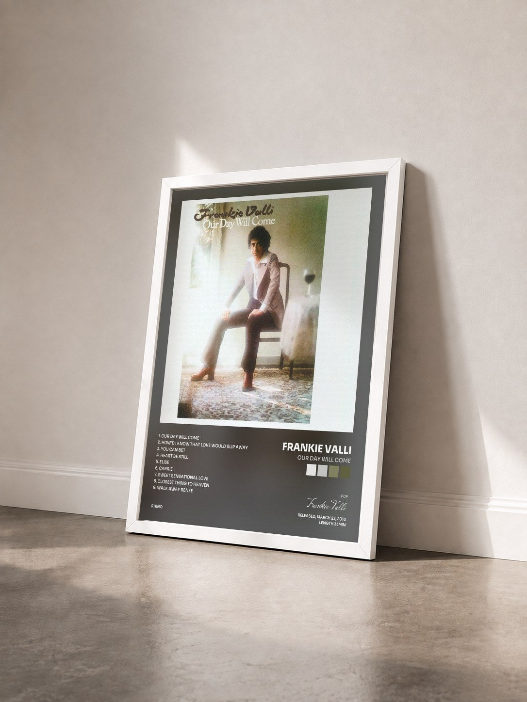 #blanc Tableau de l'album Our Day Will Come de Frankie Valli vu de trois quarts, cadre blanc