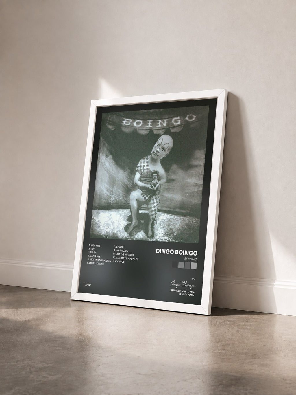 #blanc Tableau de l'album Boingo de Oingo Boingo vu de trois quarts, cadre blanc
