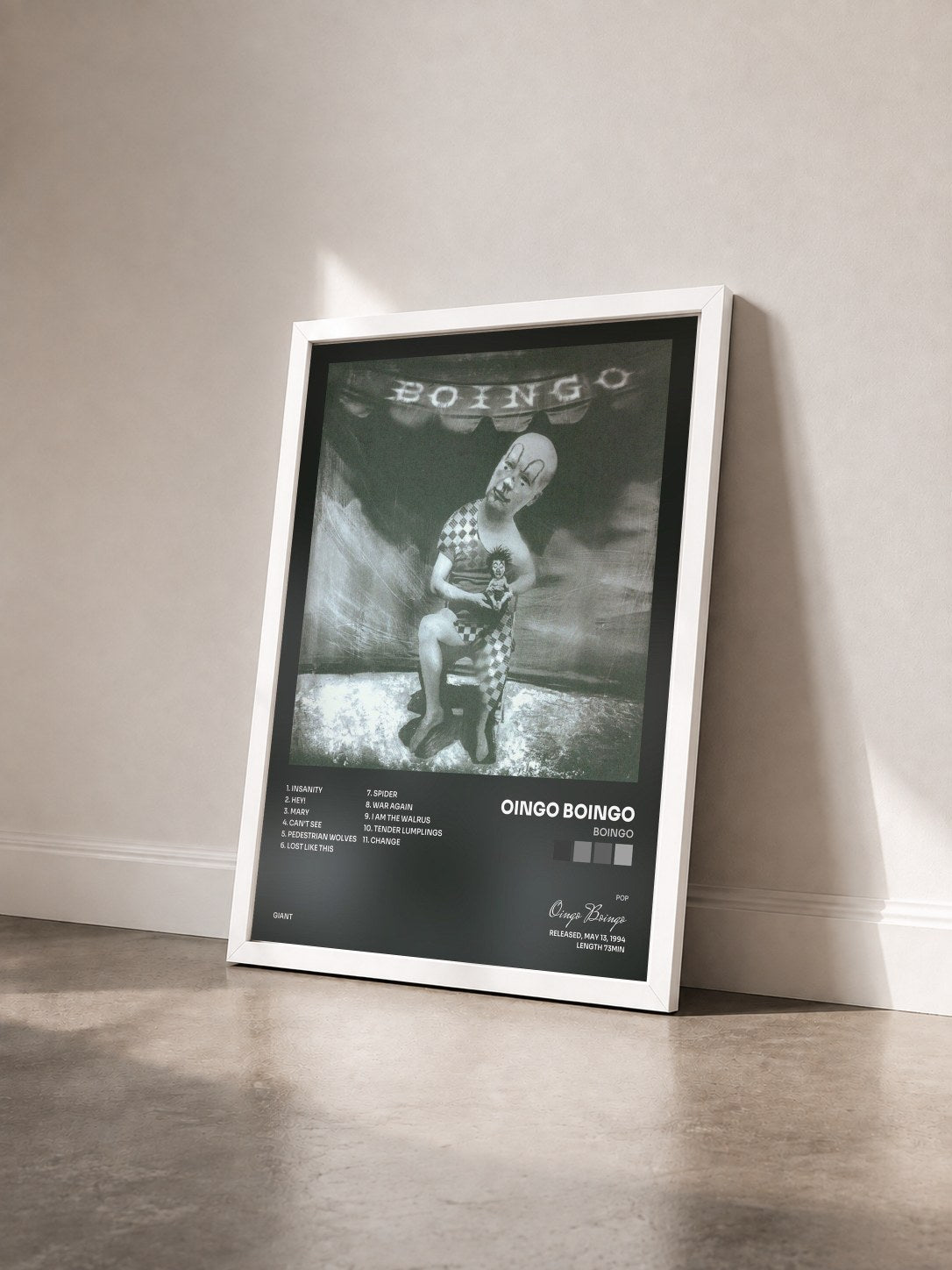 #blanc Tableau de l'album Boingo de Oingo Boingo vu de trois quarts, cadre blanc