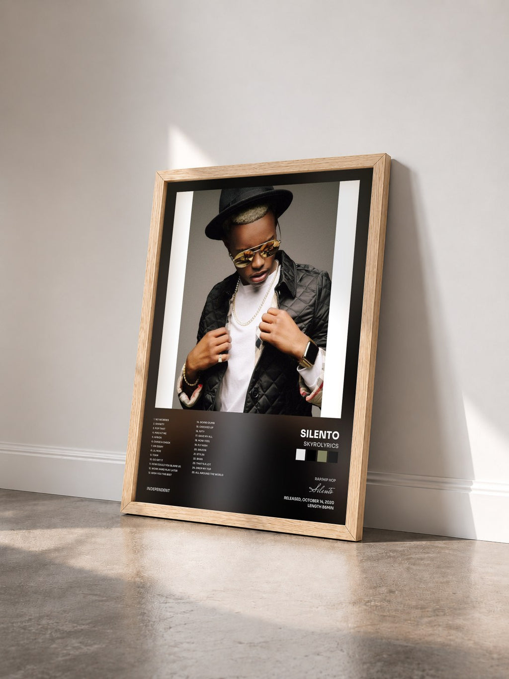 #bois Tableau de l'album SKYROLYRICS de Silento vu de trois quarts, cadre en bois brut