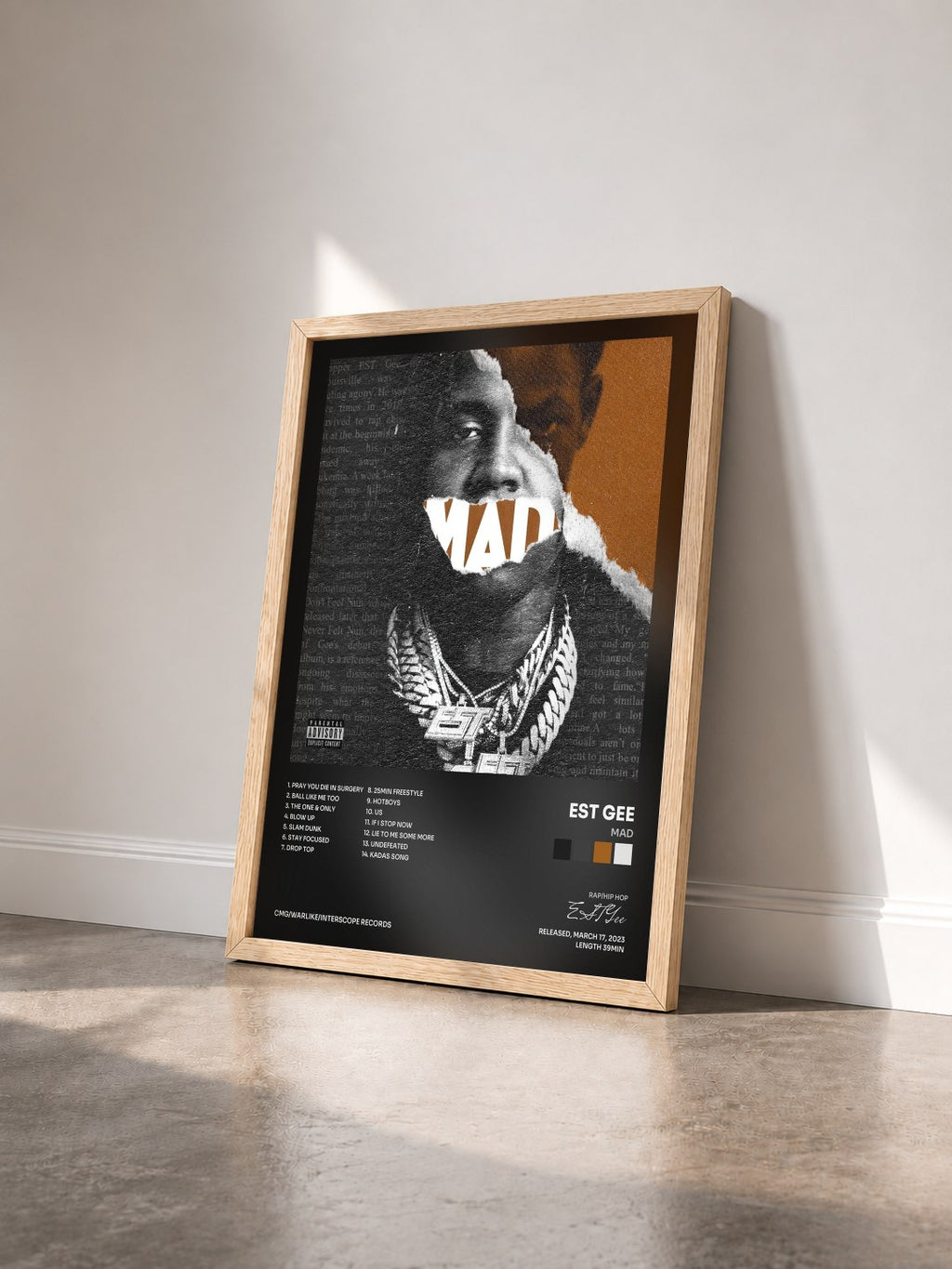 #bois Tableau de l'album MAD de EST Gee vu de trois quarts, cadre en bois brut