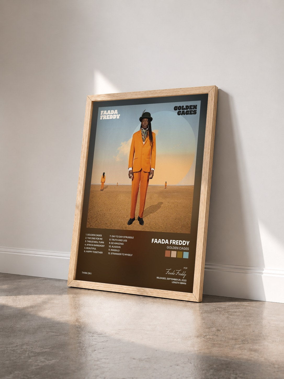 #bois Tableau de l'album Golden Cages de Faada Freddy vu de trois quarts, cadre en bois brut