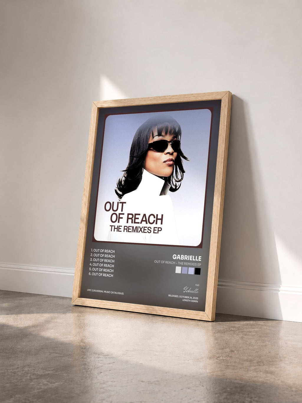 #bois Tableau de l'album Out Of Reach - The Remixes EP de Gabrielle vu de trois quarts, cadre en bois brut