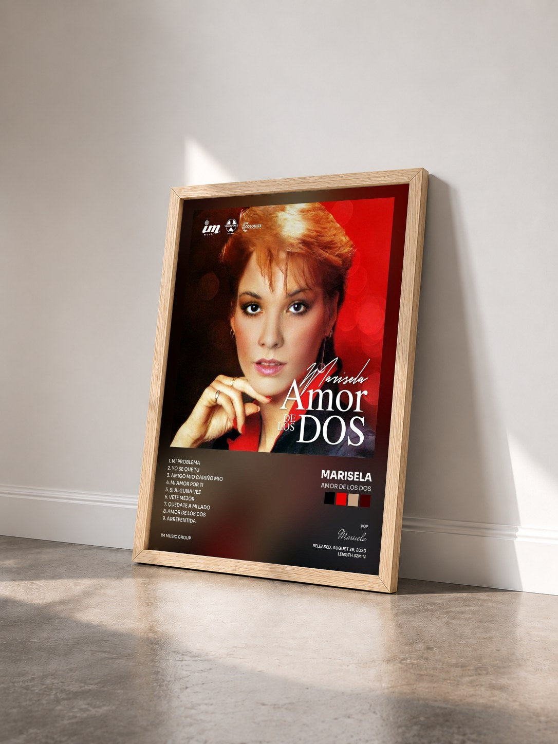 #bois Tableau de l'album Amor de Los Dos de Marisela vu de trois quarts, cadre en bois brut