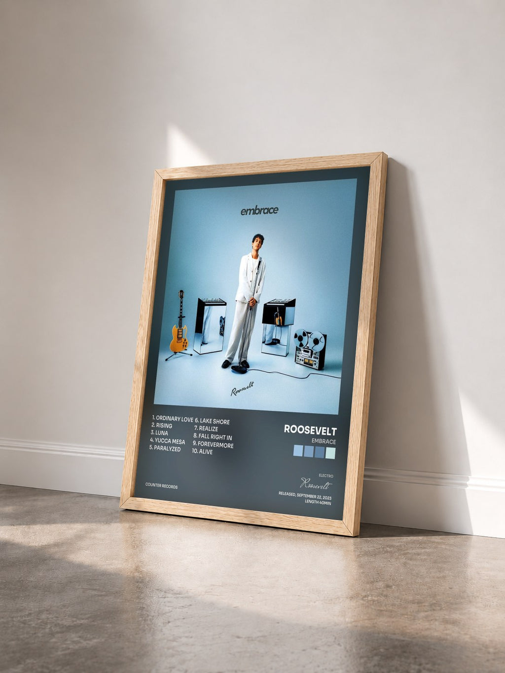#bois Tableau de l'album Embrace de Roosevelt vu de trois quarts, cadre en bois brut