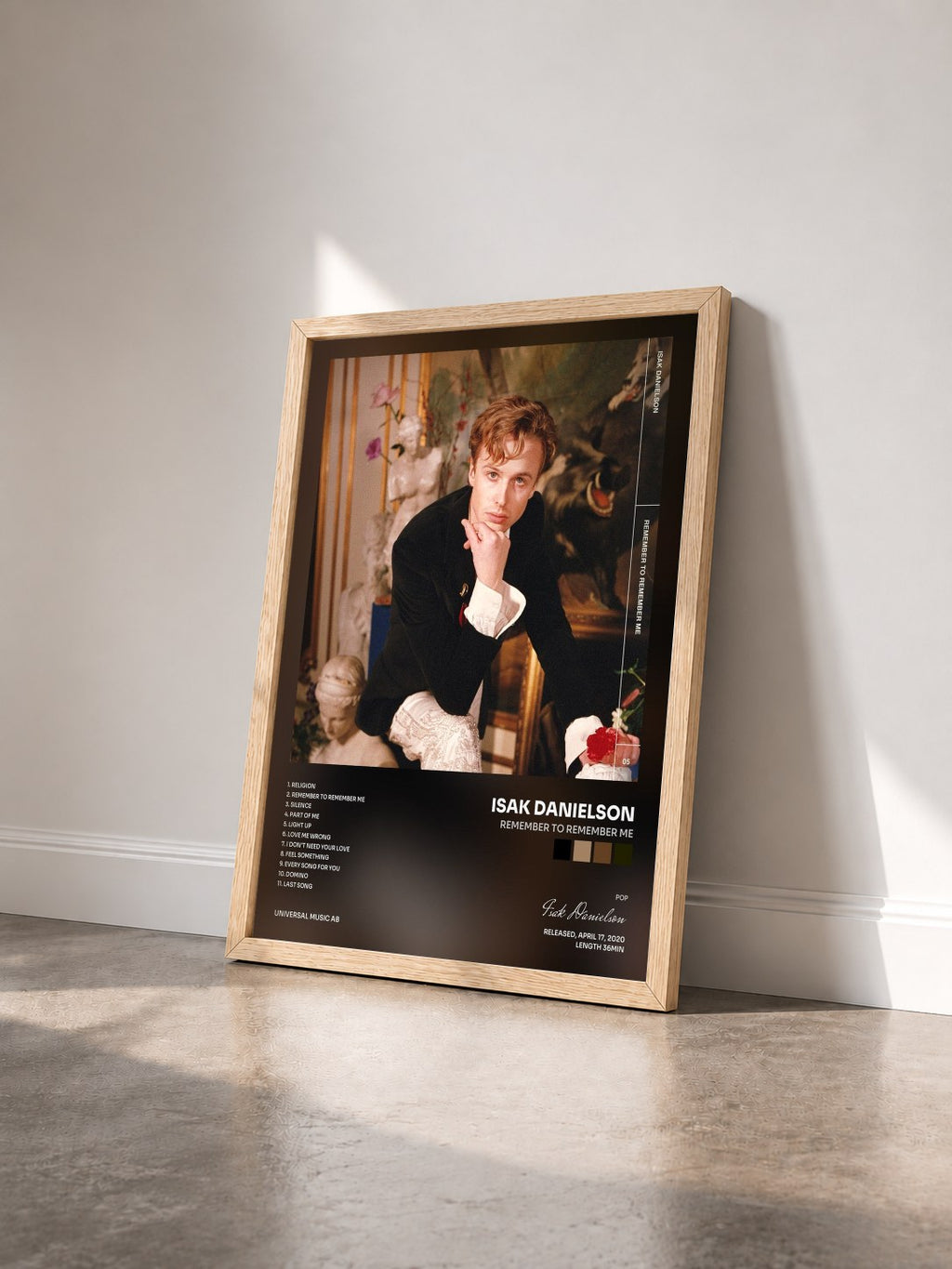#bois Tableau de l'album Remember To Remember Me de Isak Danielson vu de trois quarts, cadre en bois brut