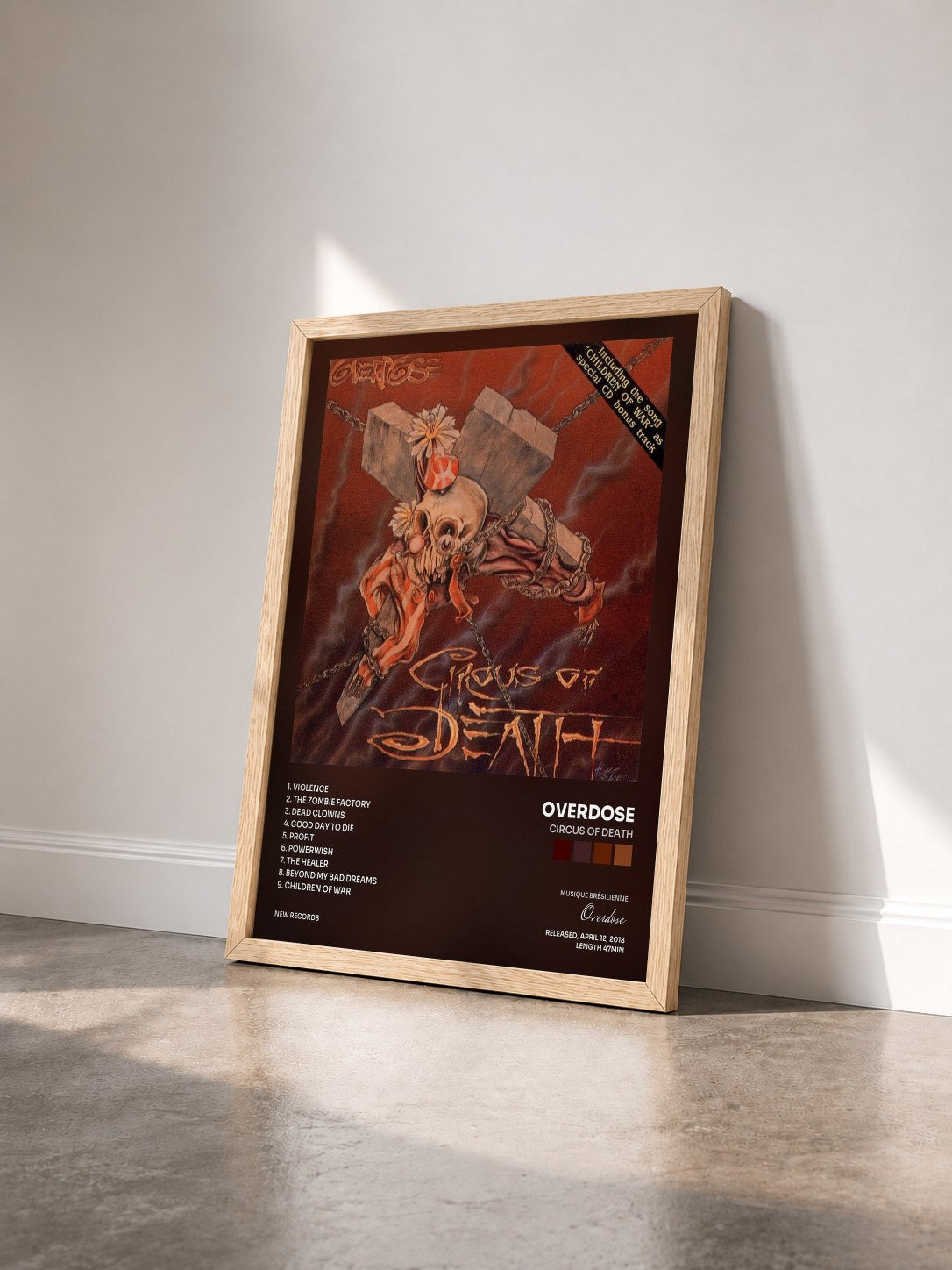 #bois Tableau de l'album Circus Of Death de Overdose vu de trois quarts, cadre en bois brut