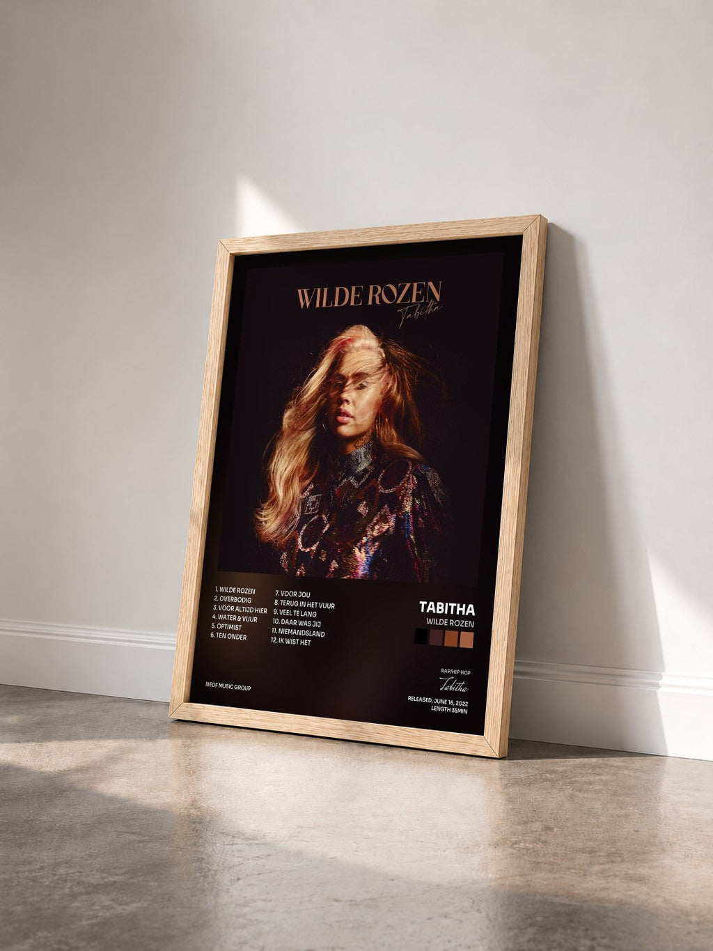 #bois Tableau de l'album Wilde Rozen de Tabitha vu de trois quarts, cadre en bois brut