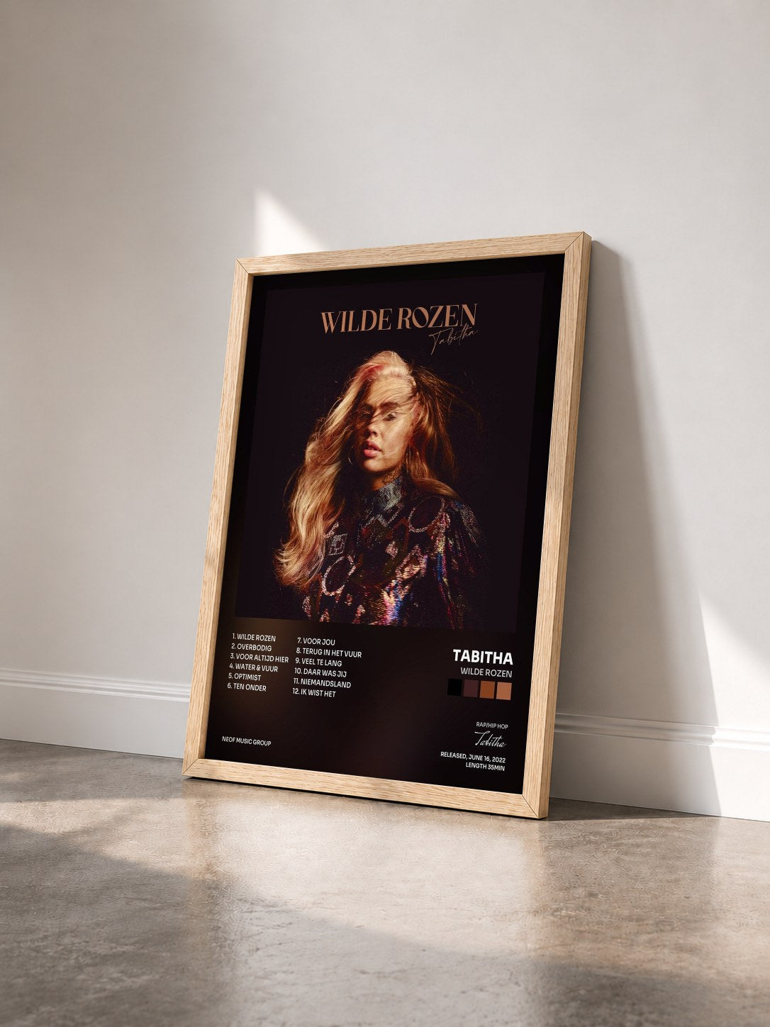 #bois Tableau de l'album Wilde Rozen de Tabitha vu de trois quarts, cadre en bois brut