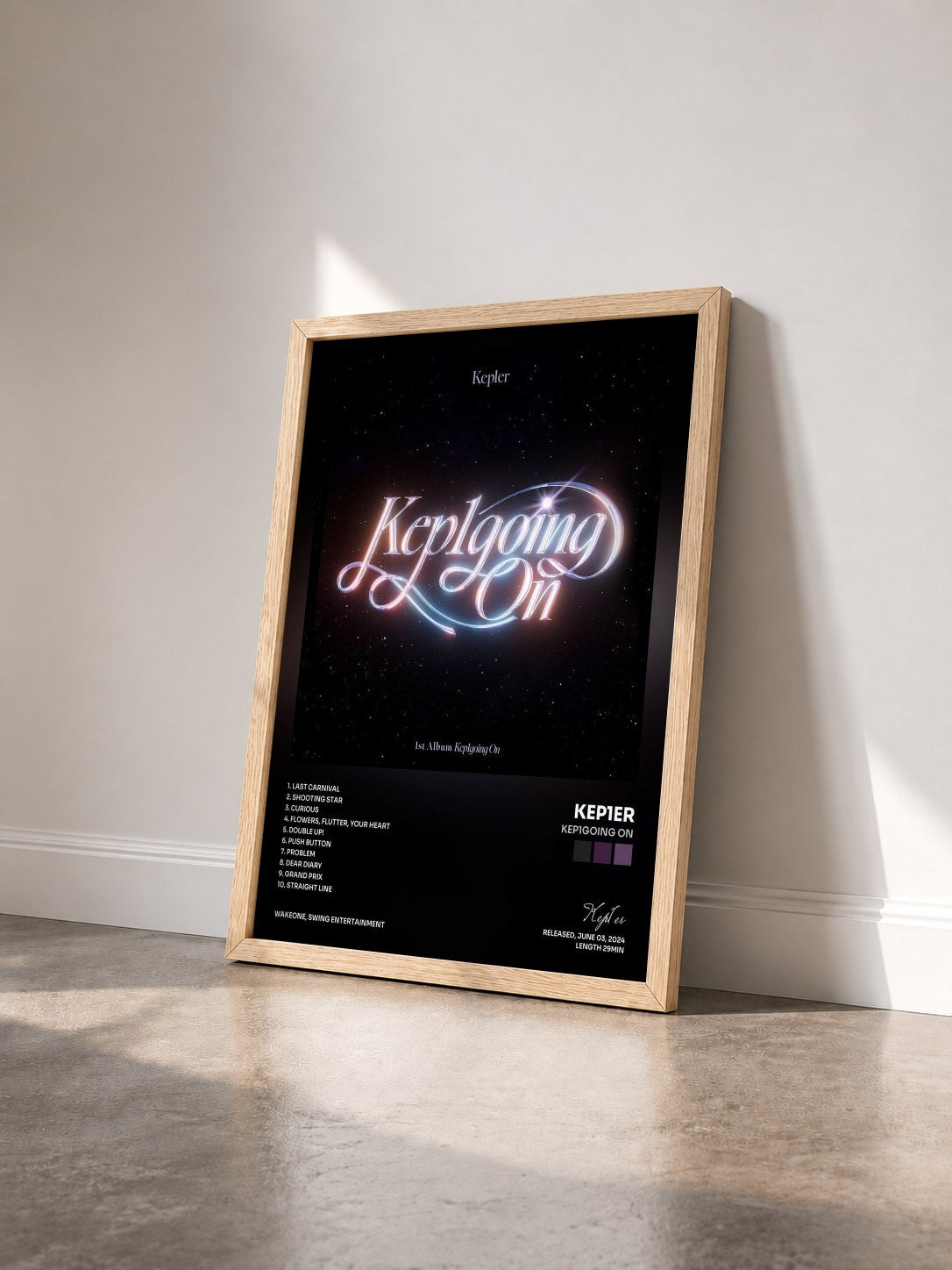#bois Tableau de l'album Kep1going On de Kep1er vu de trois quarts, cadre en bois brut