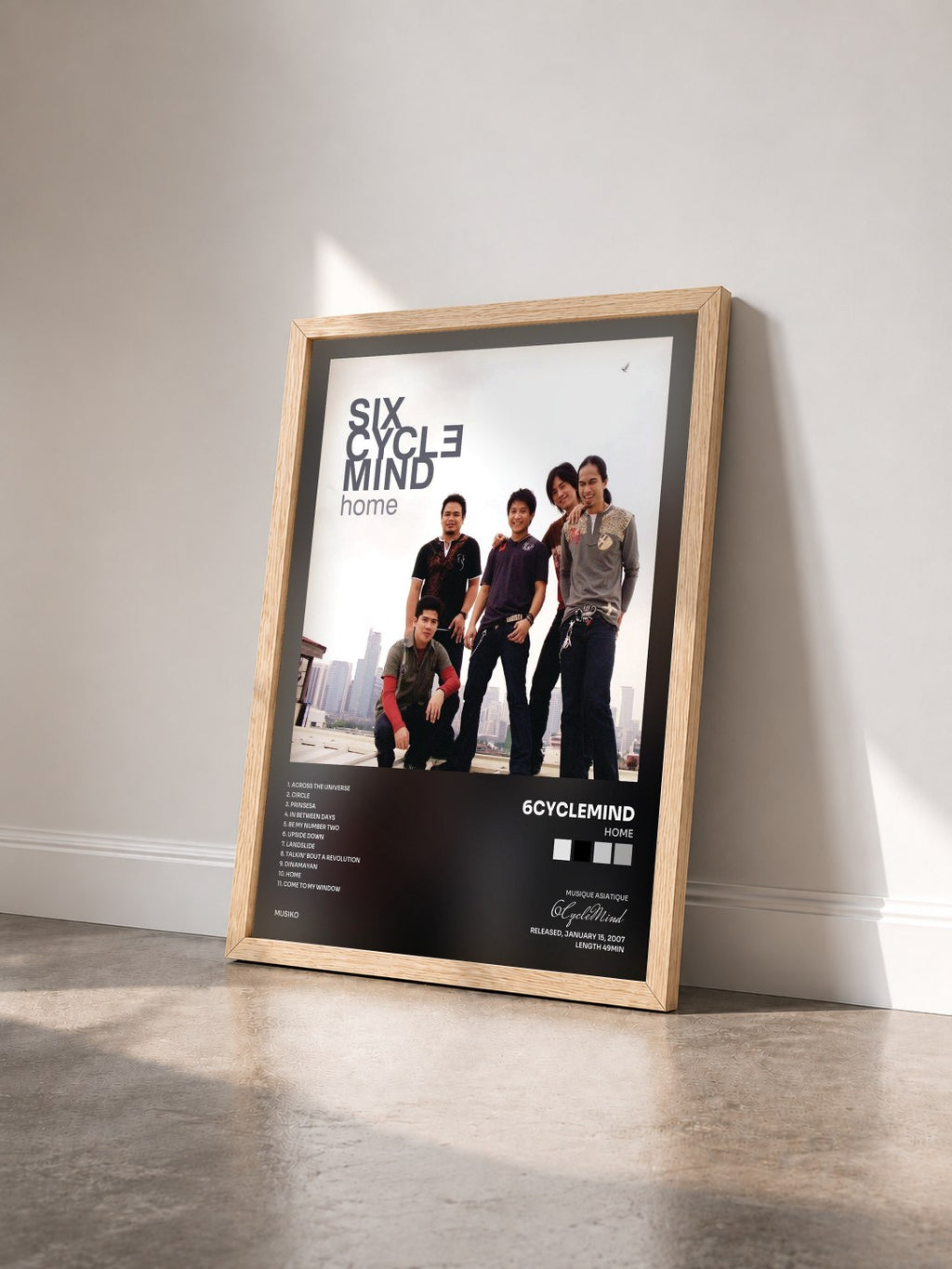 #bois Tableau de l'album Home de 6CycleMind vu de trois quarts, cadre en bois brut