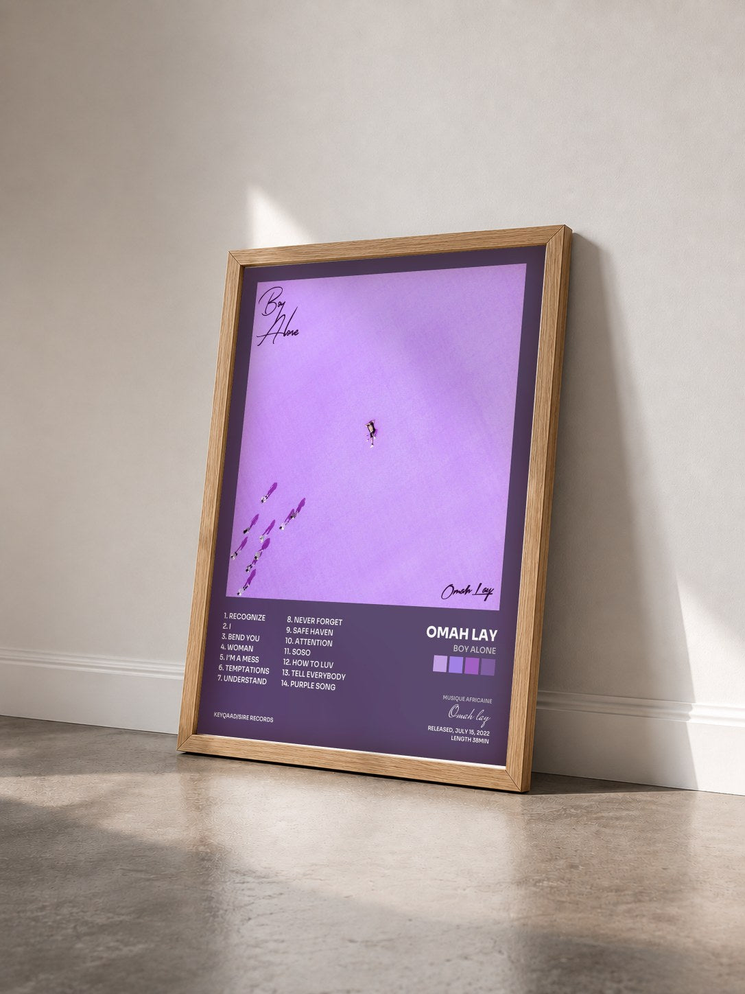 #bois Tableau de l'album Boy Alone de Omah lay vu de trois quarts, cadre en bois brut