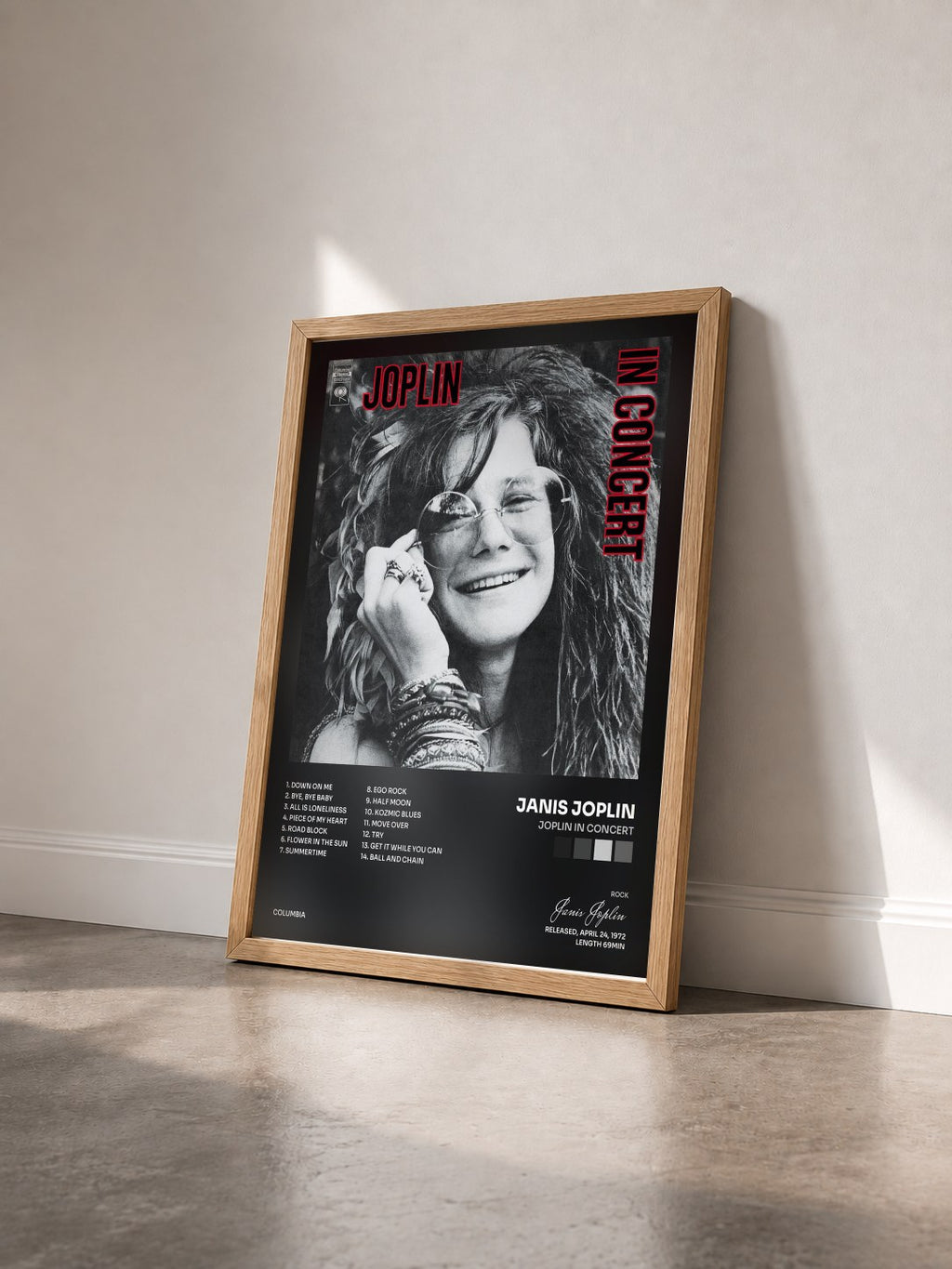 #bois Tableau de l'album Joplin In Concert de Janis Joplin vu de trois quarts, cadre en bois brut