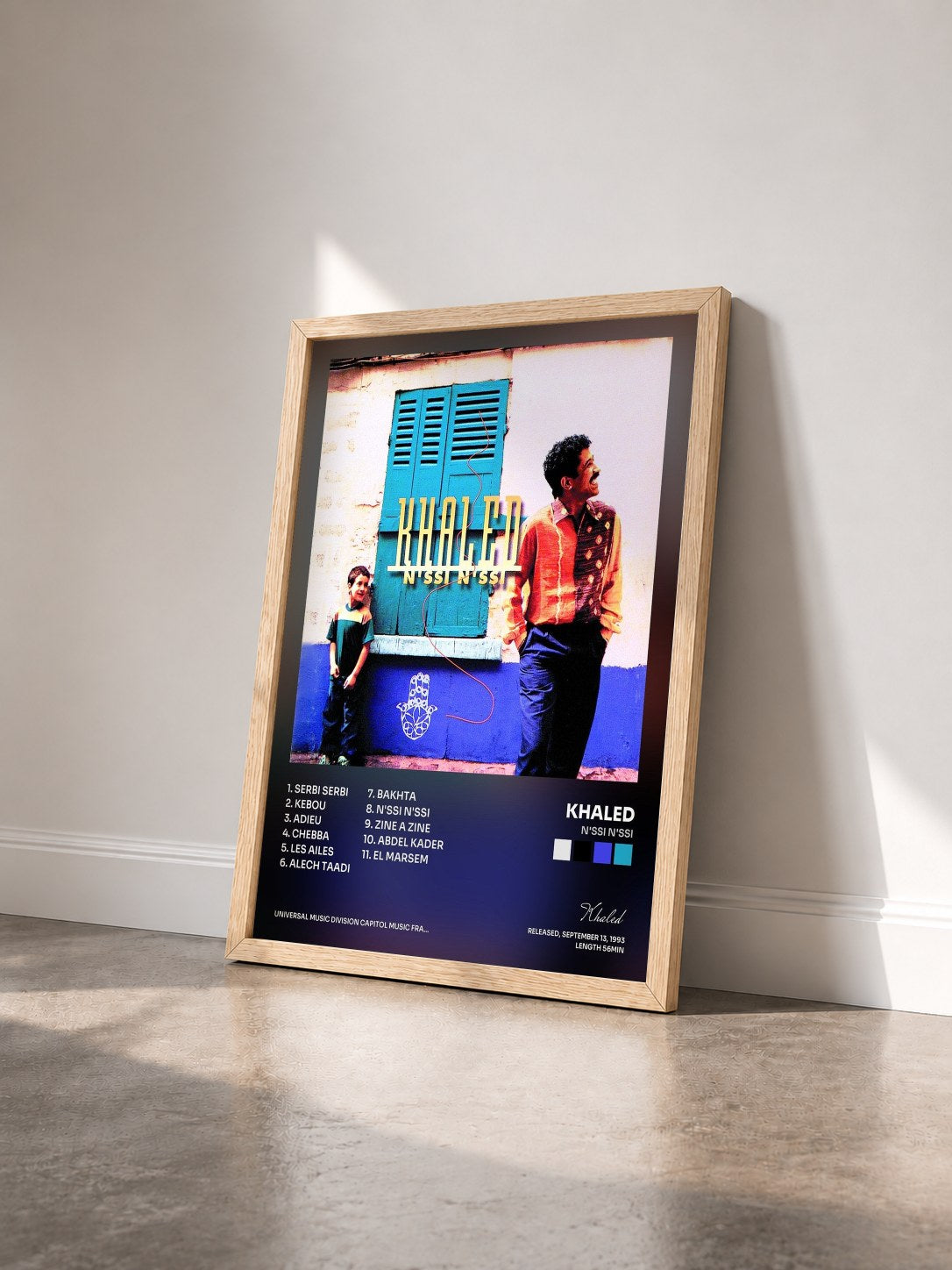 #bois Tableau de l'album N'Ssi N'Ssi de Khaled vu de trois quarts, cadre en bois brut