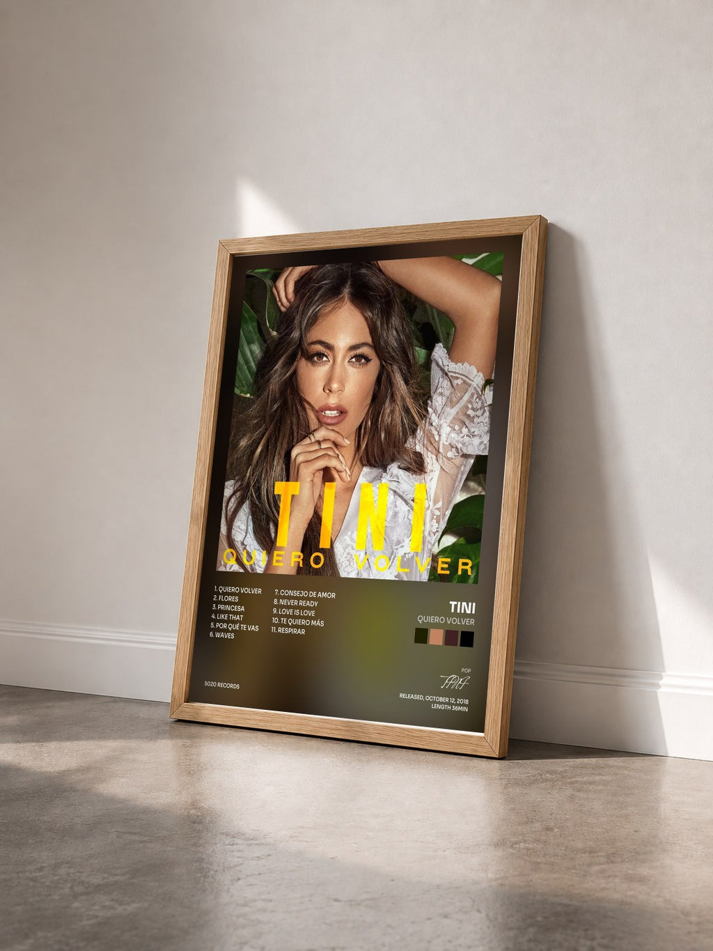 #bois Tableau de l'album Quiero Volver de TINI vu de trois quarts, cadre en bois brut