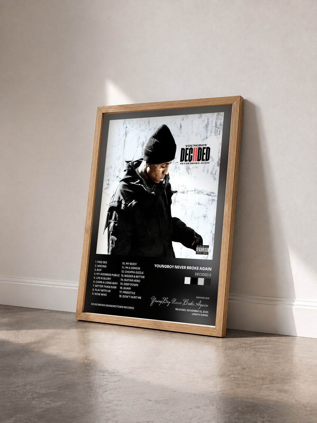 #bois Tableau de l'album Decided 2 de YoungBoy Never Broke Again vu de trois quarts, cadre en bois brut