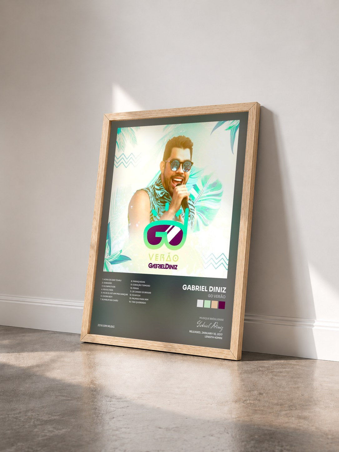 #bois Tableau de l'album GD Verão de Gabriel Diniz vu de trois quarts, cadre en bois brut