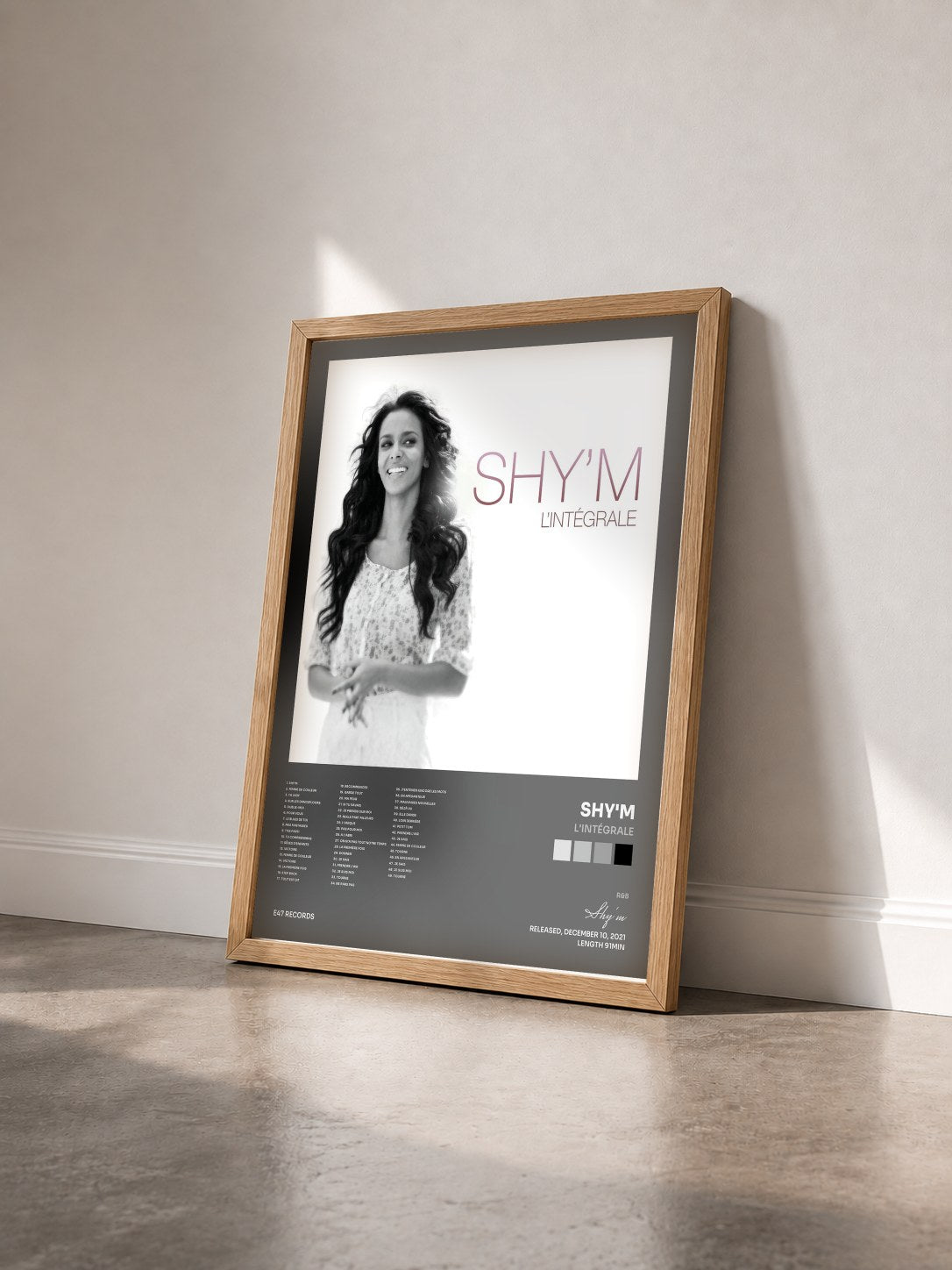 #bois Tableau de l'album L'intégrale de Shy'm vu de trois quarts, cadre en bois brut