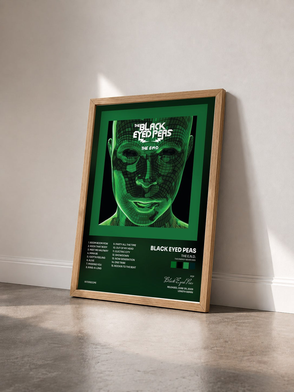 #bois Tableau de l'album THE E.N.D. (THE ENERGY NEVER DIES) de Black Eyed Peas vu de trois quarts, cadre en bois brut