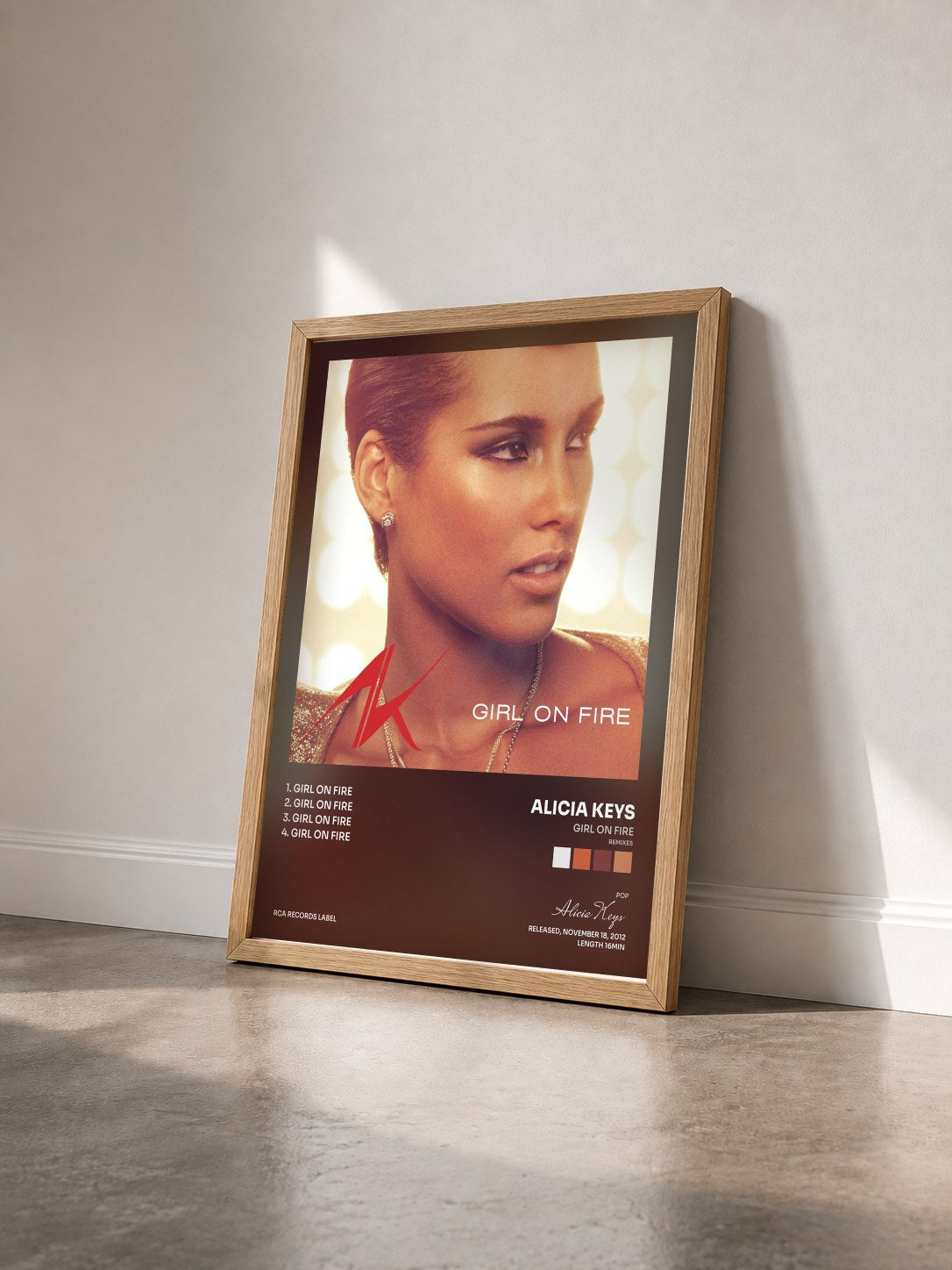 #bois Tableau de l'album Girl on Fire (Remixes) - EP de Alicia Keys vu de trois quarts, cadre en bois brut