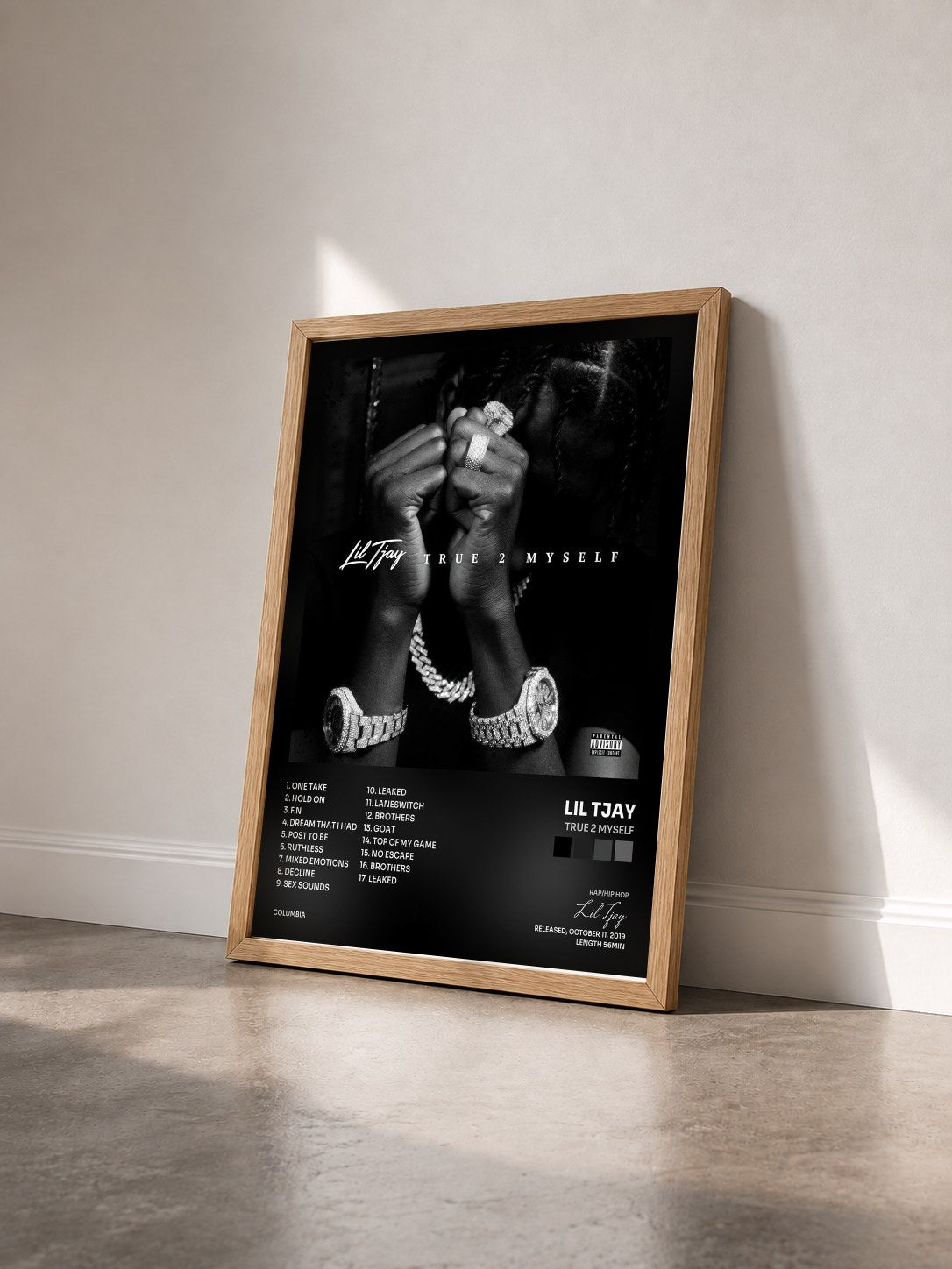 #bois Tableau de l'album True 2 Myself de Lil Tjay vu de trois quarts, cadre en bois brut
