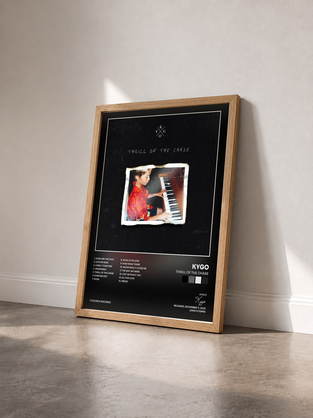 #bois Tableau de l'album Thrill Of The Chase de Kygo vu de trois quarts, cadre en bois brut