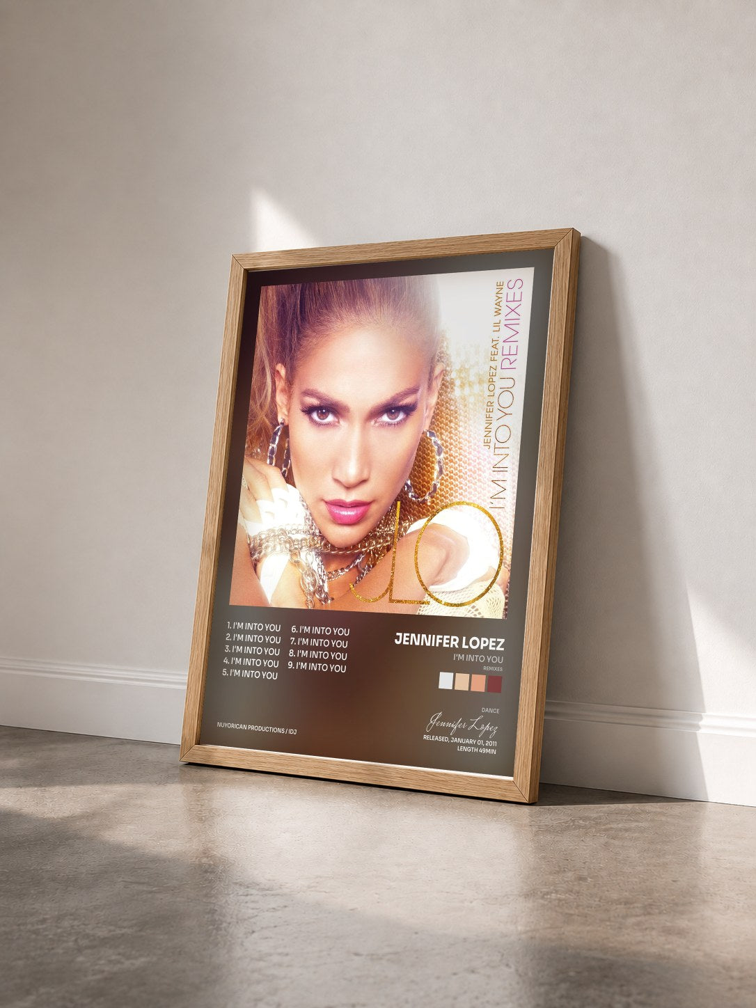 #bois Tableau de l'album I'm Into You (Remixes) de Jennifer Lopez vu de trois quarts, cadre en bois brut