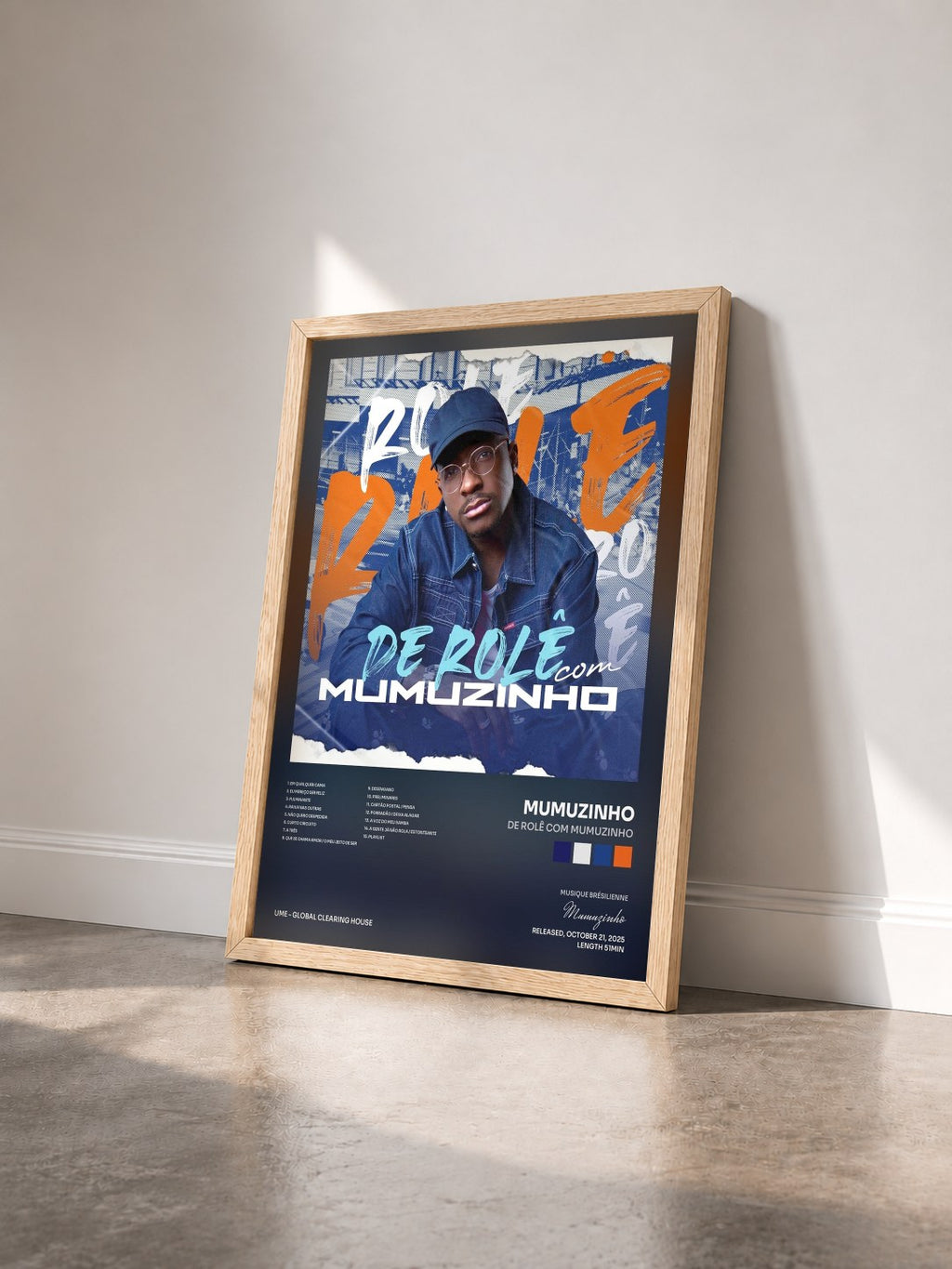 #bois Tableau de l'album De Rolê com Mumuzinho de Mumuzinho vu de trois quarts, cadre en bois brut