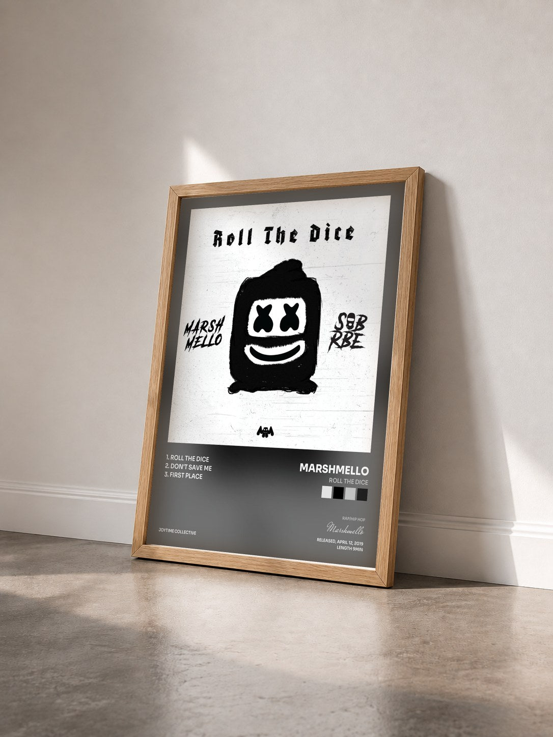 #bois Tableau de l'album Roll The Dice de Marshmello vu de trois quarts, cadre en bois brut