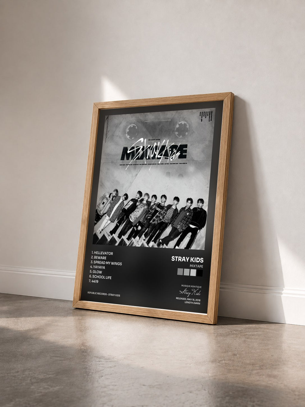 #bois Tableau de l'album Mixtape de Stray Kids vu de trois quarts, cadre en bois brut