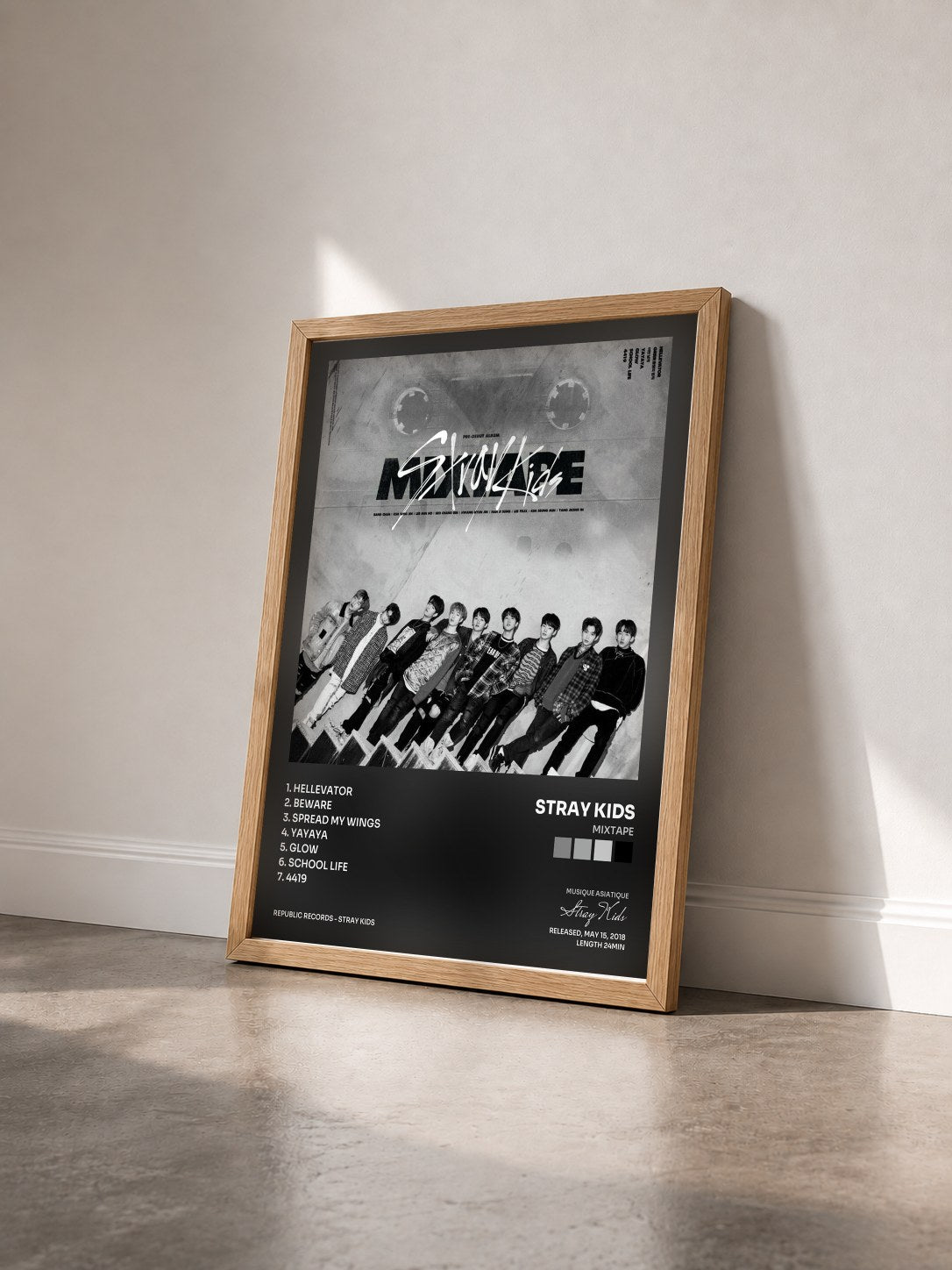 #bois Tableau de l'album Mixtape de Stray Kids vu de trois quarts, cadre en bois brut
