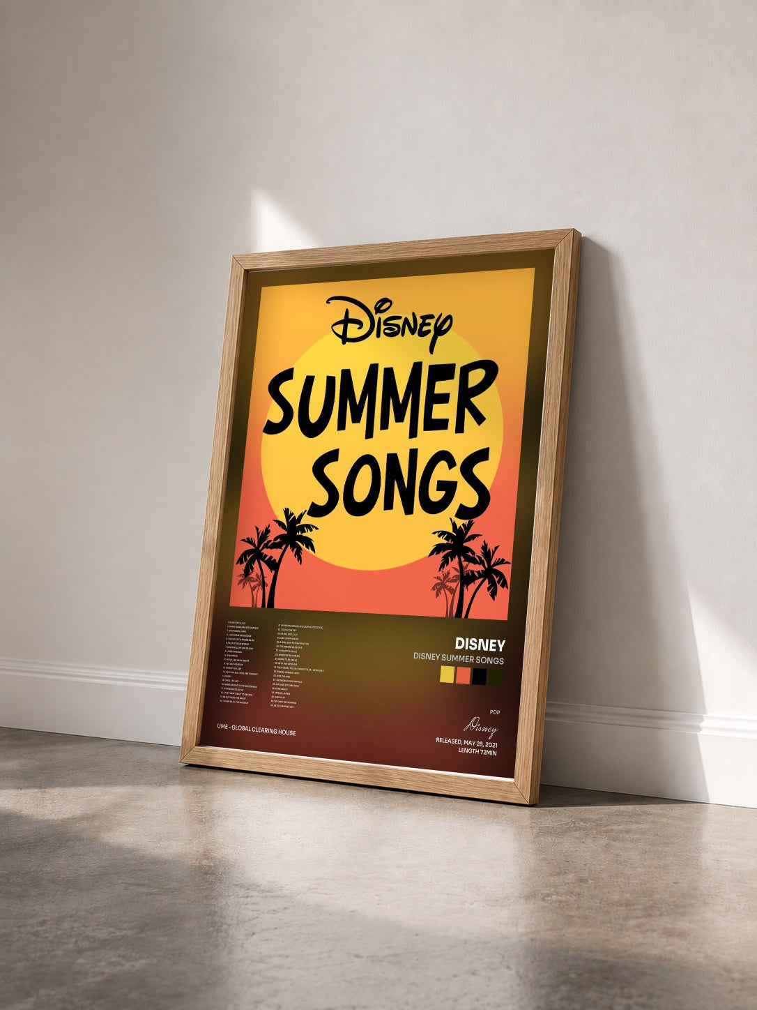 #bois Tableau de l'album Disney Summer Songs de Disney vu de trois quarts, cadre en bois brut