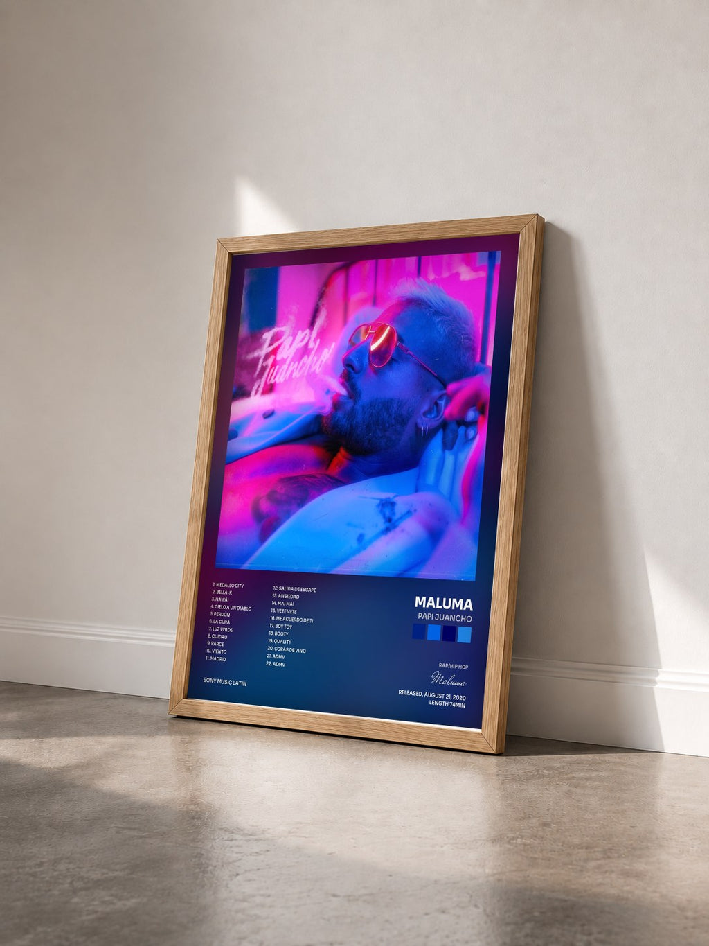 #bois Tableau de l'album PAPI JUANCHO de Maluma vu de trois quarts, cadre en bois brut