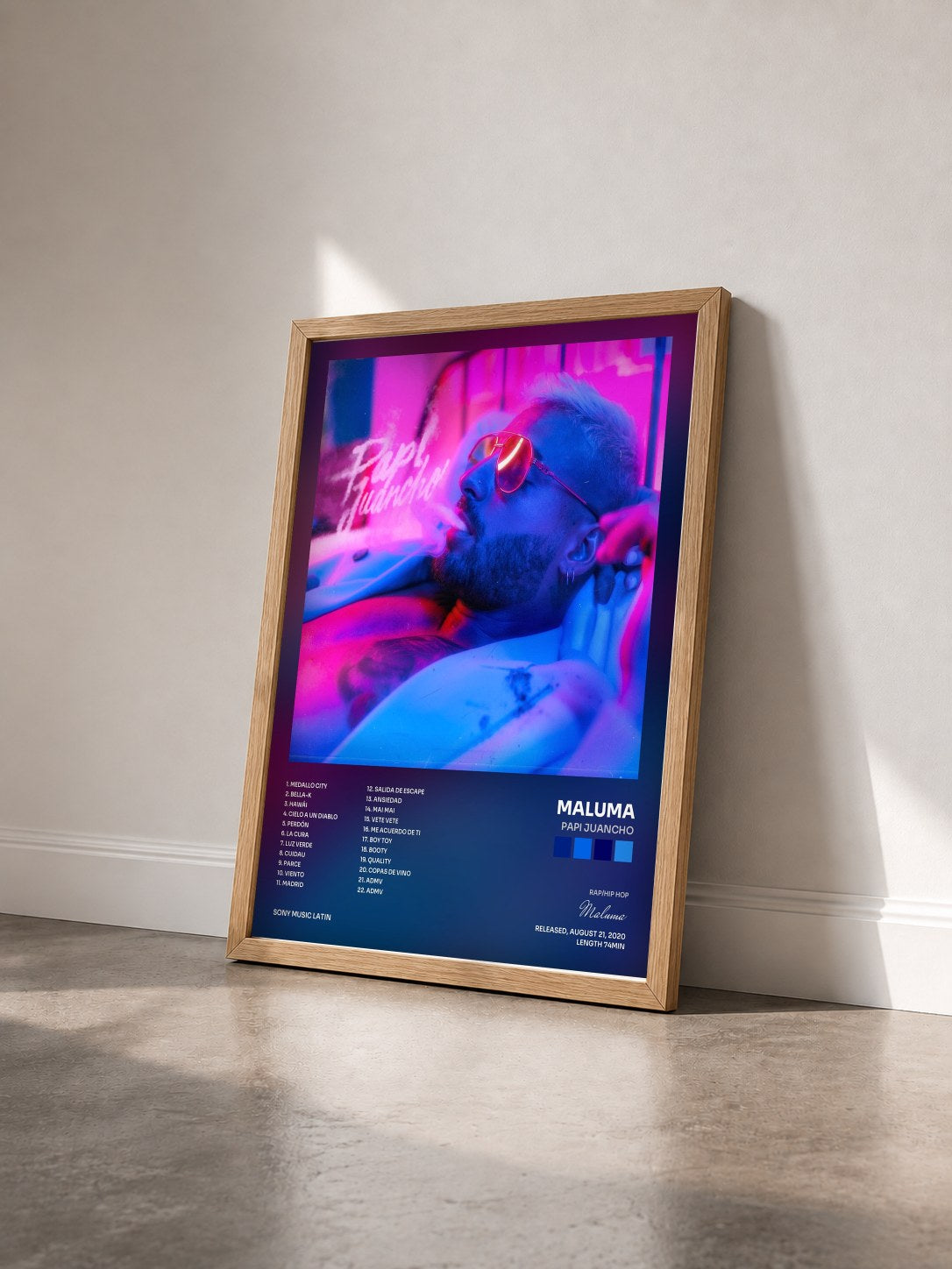 #bois Tableau de l'album PAPI JUANCHO de Maluma vu de trois quarts, cadre en bois brut