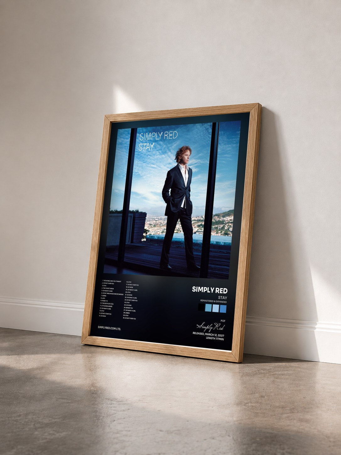 #bois Tableau de l'album Stay (Remastered & Expanded) de Simply Red vu de trois quarts, cadre en bois brut