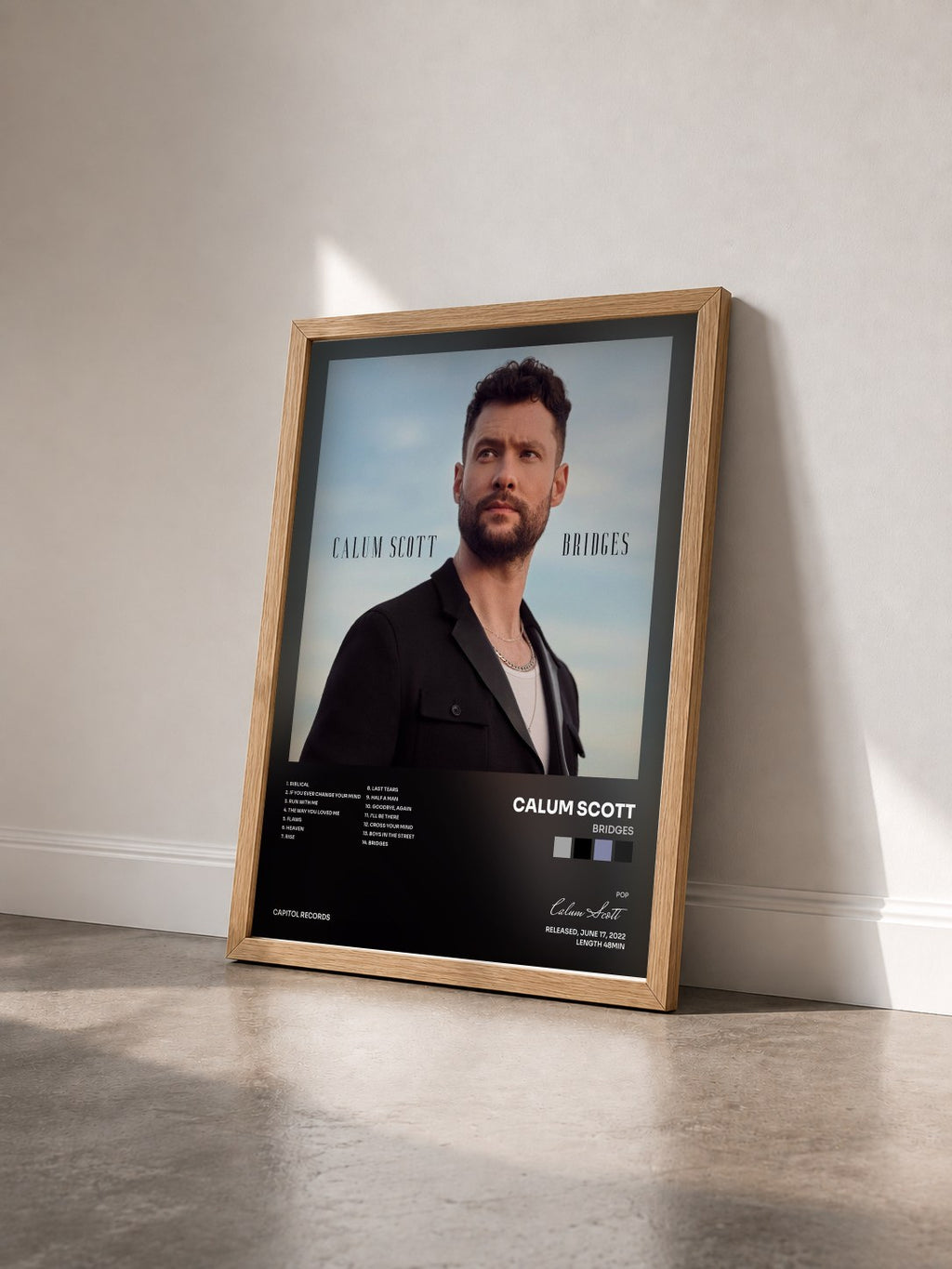 #bois Tableau de l'album Bridges de Calum Scott vu de trois quarts, cadre en bois brut