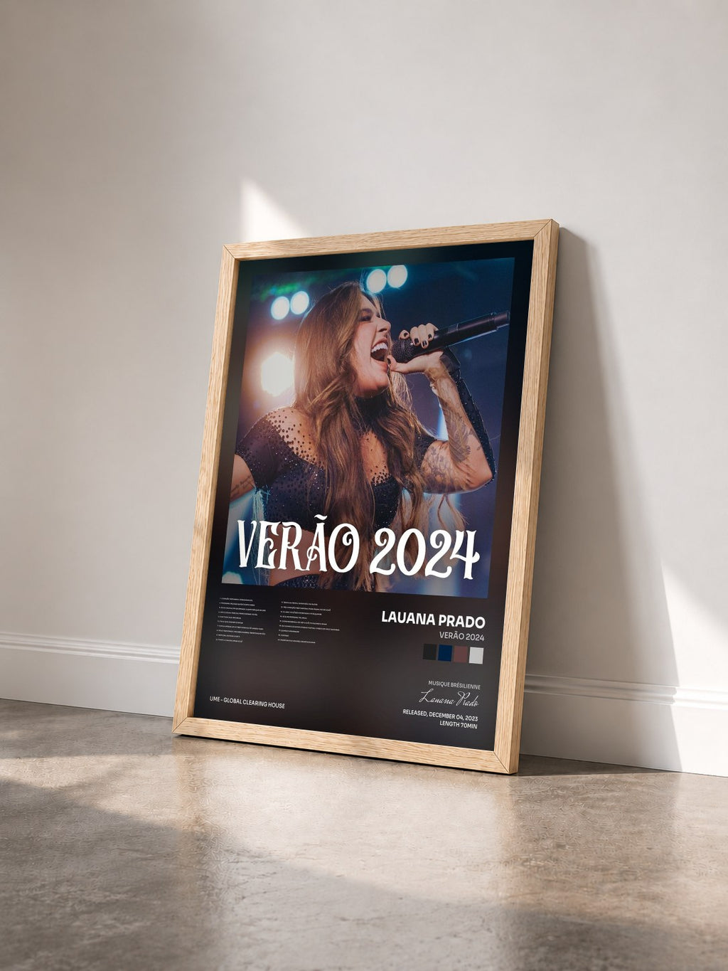 #bois Tableau de l'album Verão 2024 de Lauana Prado vu de trois quarts, cadre en bois brut