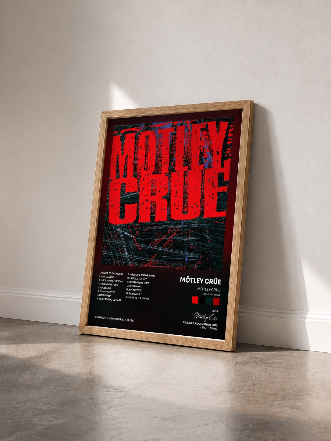 #bois Tableau de l'album Mötley Crüe (Deluxe Version) de Mötley Crüe vu de trois quarts, cadre en bois brut