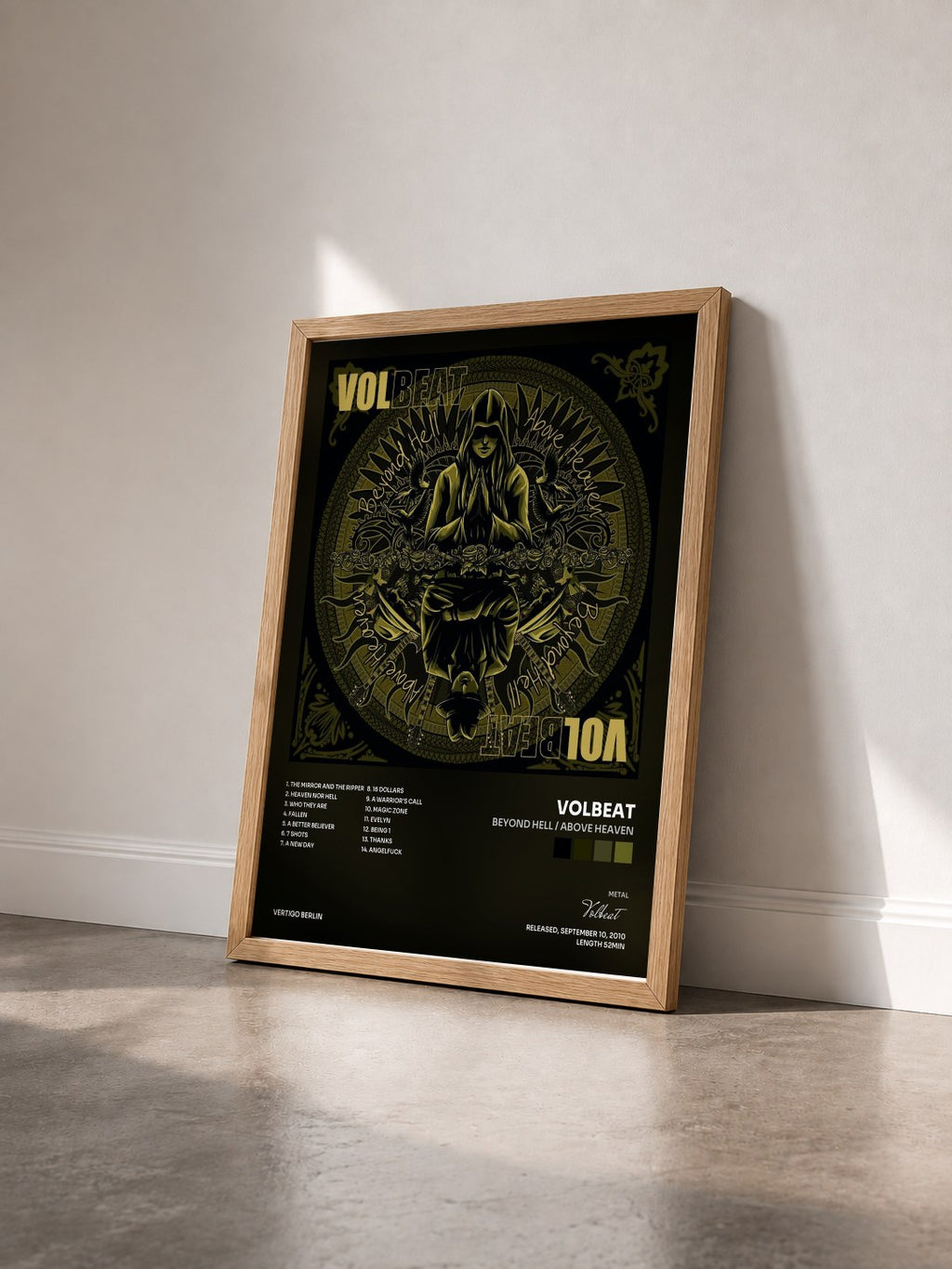 #bois Tableau de l'album Beyond Hell / Above Heaven de Volbeat vu de trois quarts, cadre en bois brut