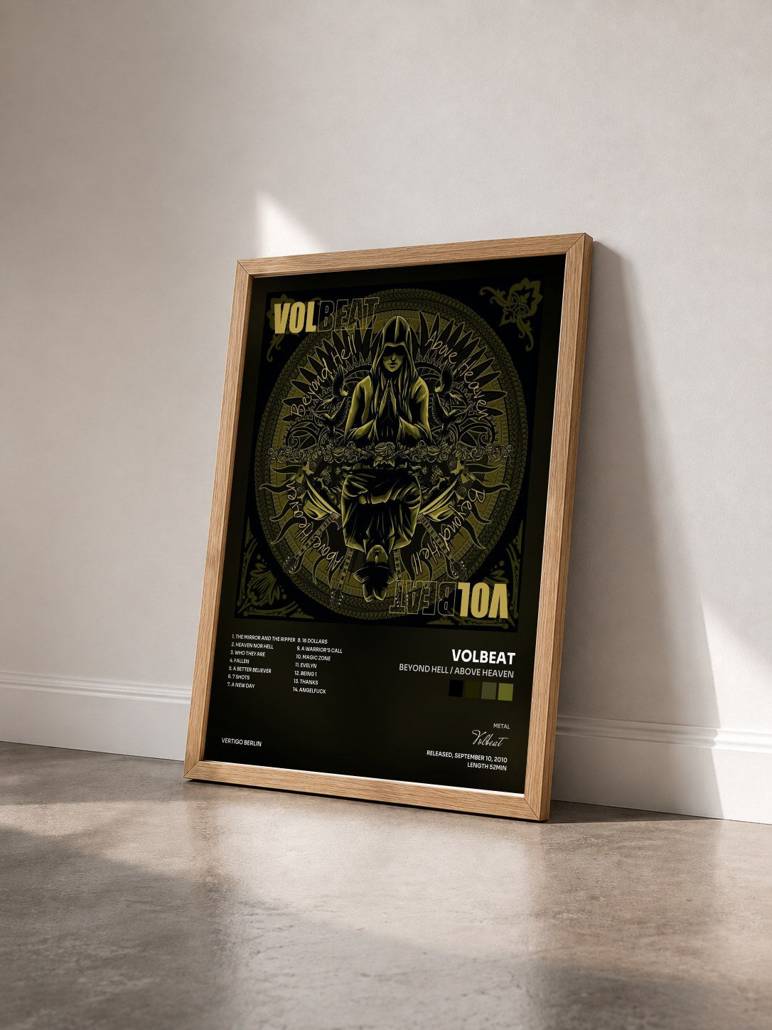 #bois Tableau de l'album Beyond Hell / Above Heaven de Volbeat vu de trois quarts, cadre en bois brut