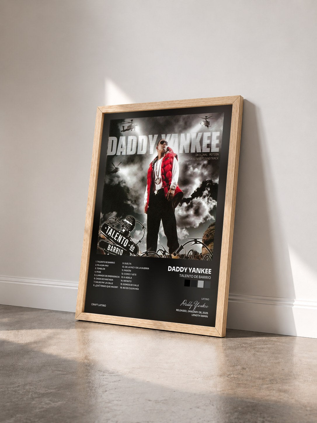#bois Tableau de l'album Talento de Barrio de Daddy Yankee vu de trois quarts, cadre en bois brut