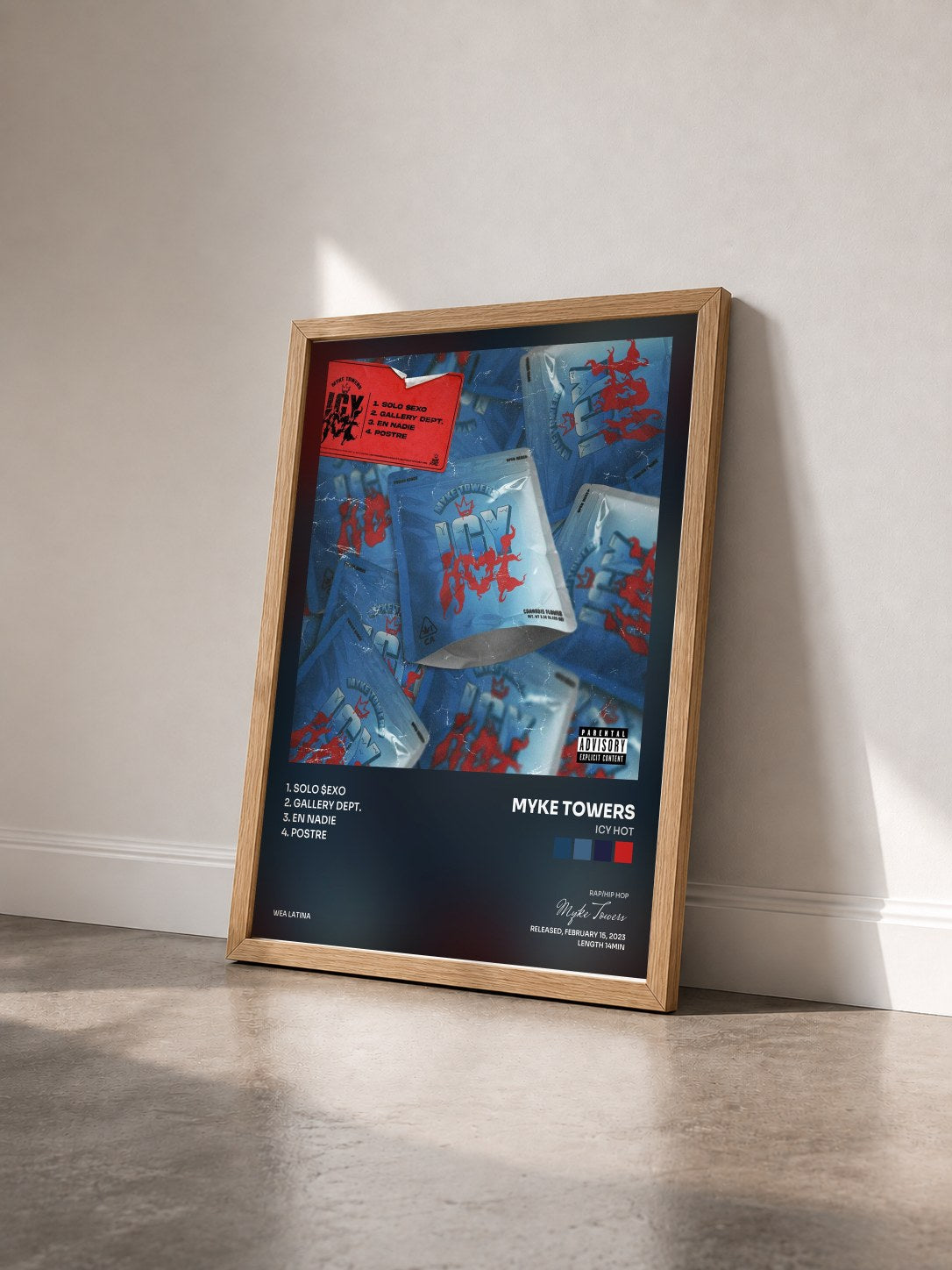 #bois Tableau de l'album Icy Hot de Myke Towers vu de trois quarts, cadre en bois brut