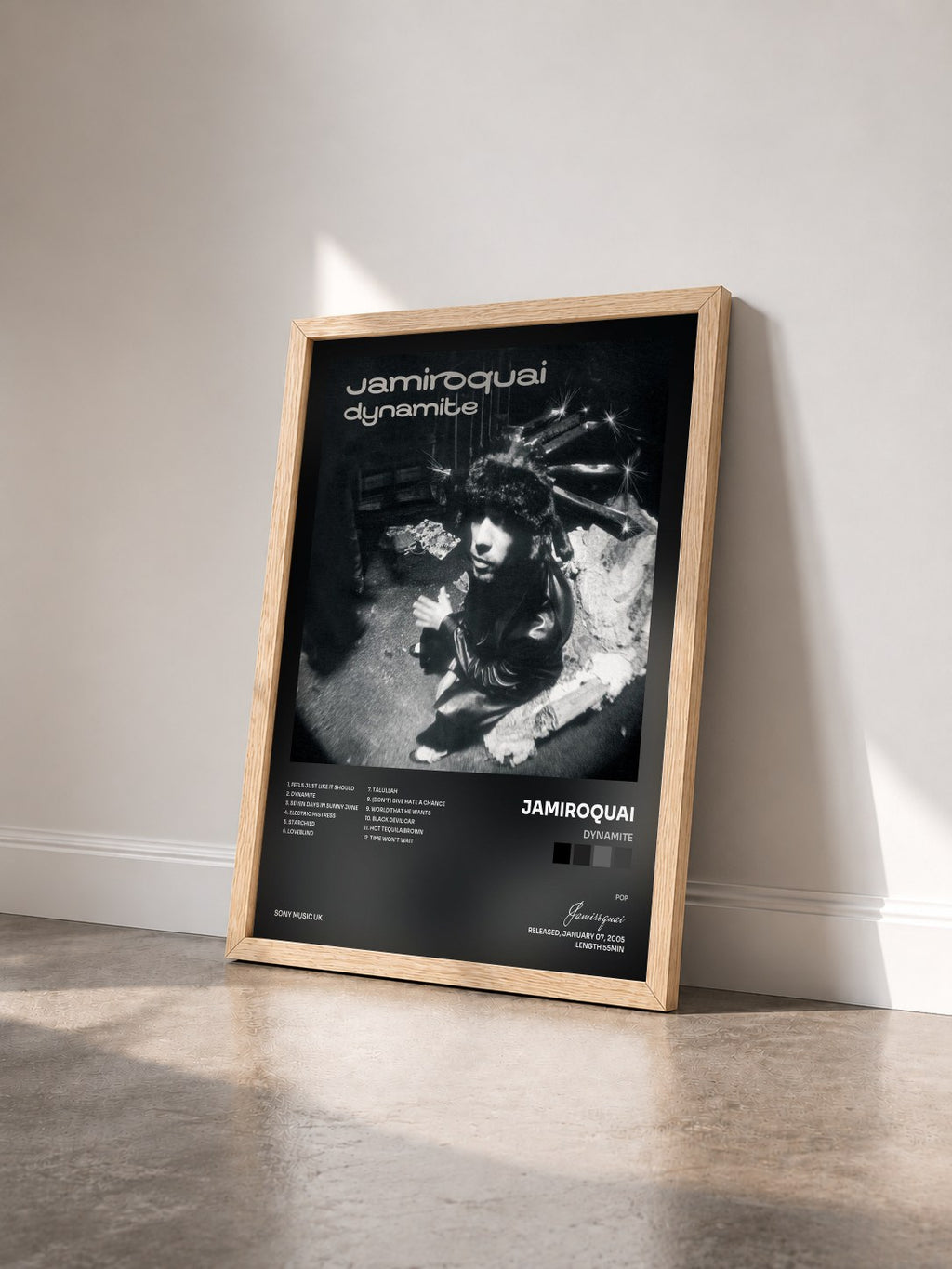 #bois Tableau de l'album Dynamite de Jamiroquai vu de trois quarts, cadre en bois brut