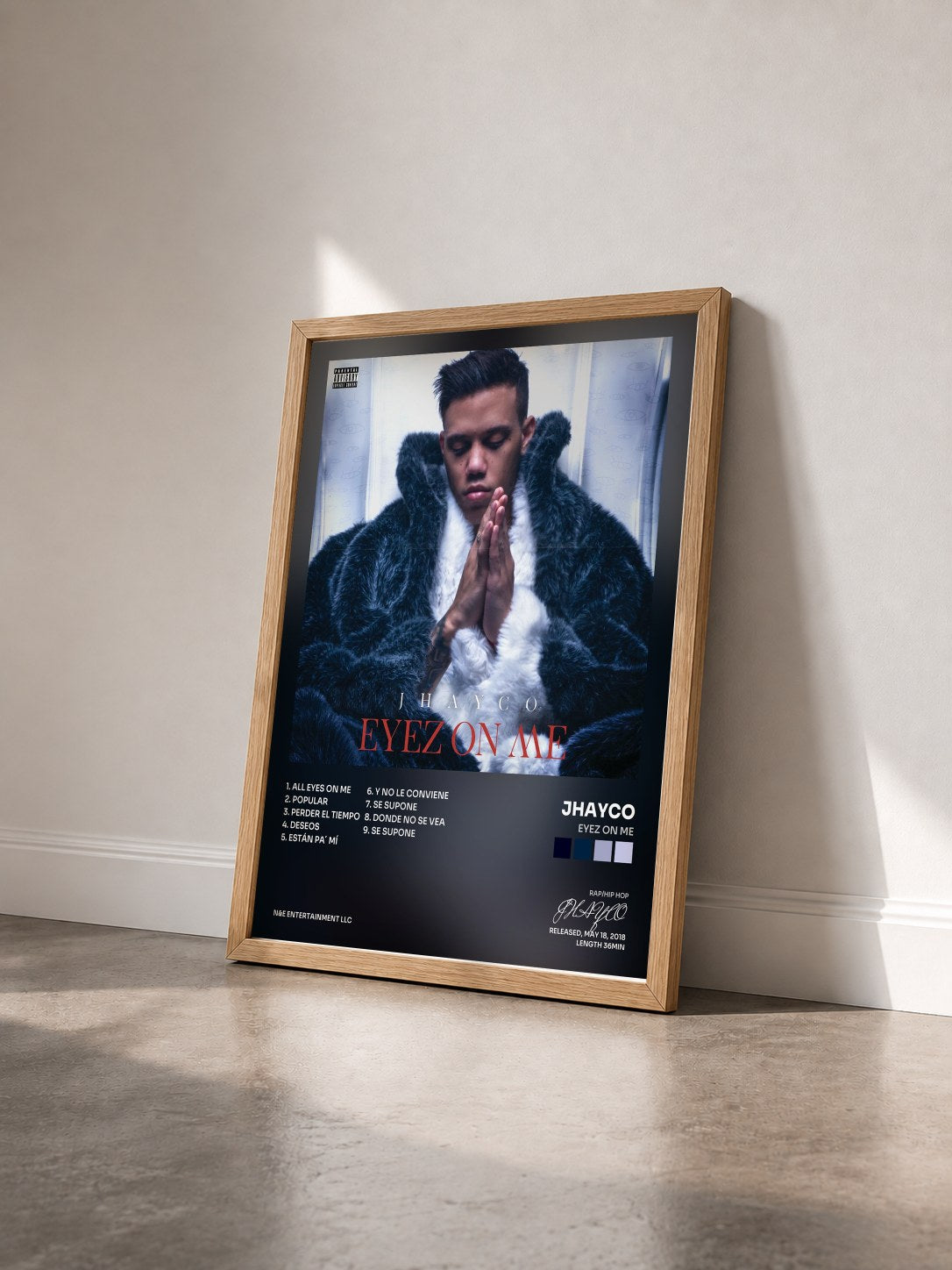 #bois Tableau de l'album Eyez On Me de JHAYCO vu de trois quarts, cadre en bois brut
