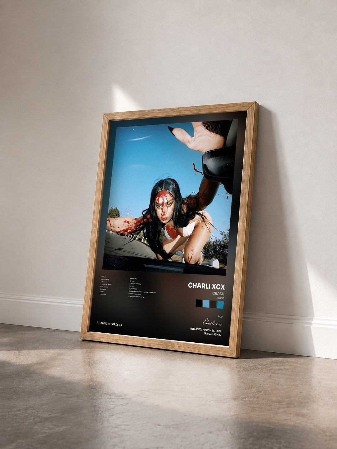 #bois Tableau de l'album CRASH (Deluxe) de Charli xcx vu de trois quarts, cadre en bois brut