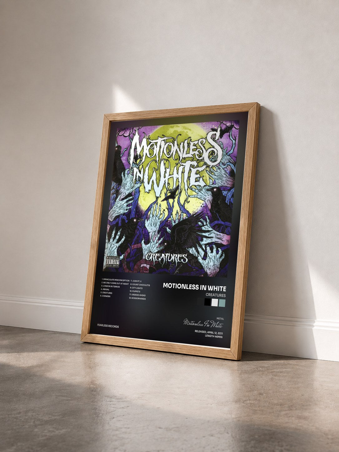 #bois Tableau de l'album Creatures de Motionless In White vu de trois quarts, cadre en bois brut