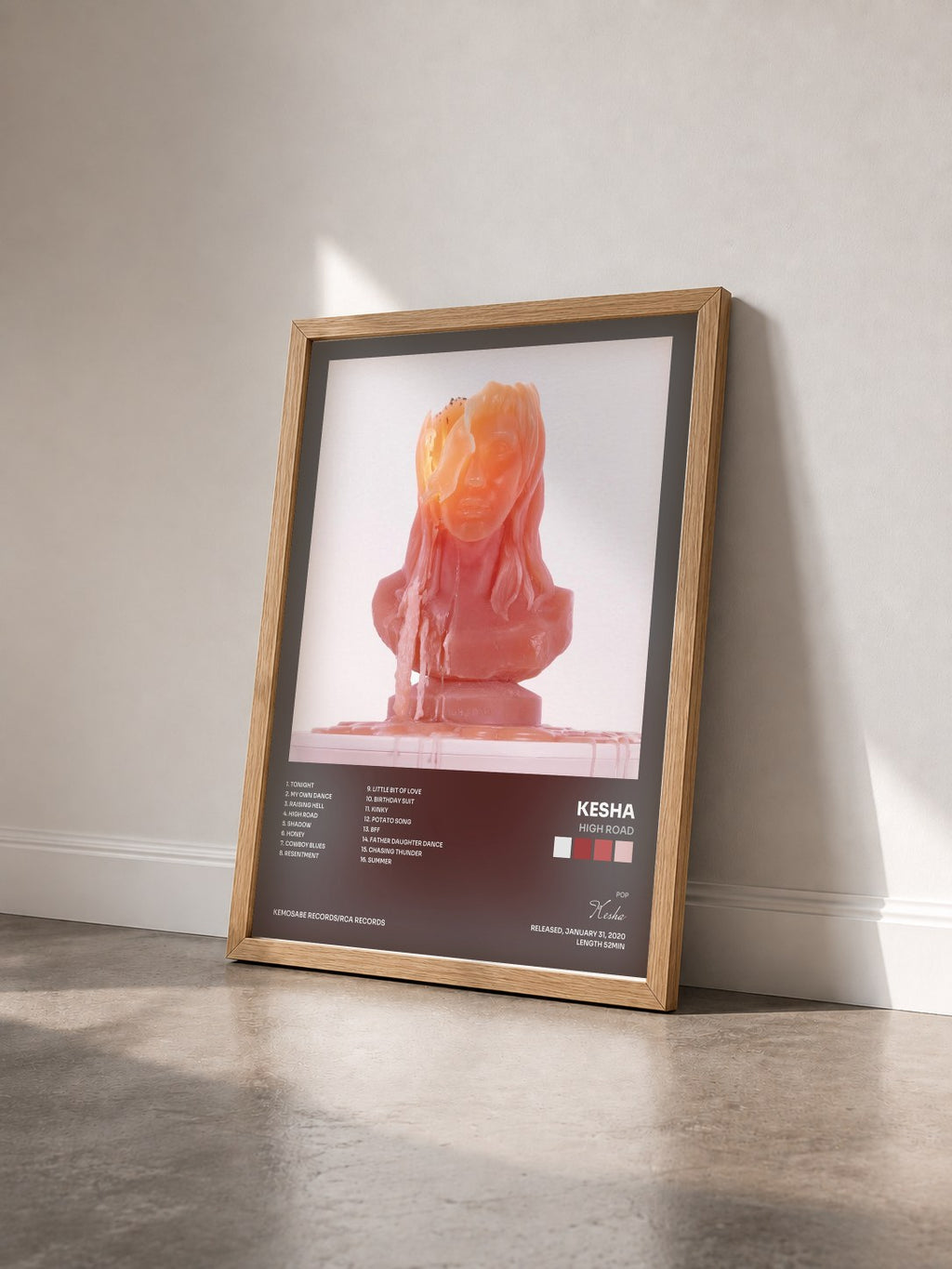 #bois Tableau de l'album High Road de Kesha vu de trois quarts, cadre en bois brut