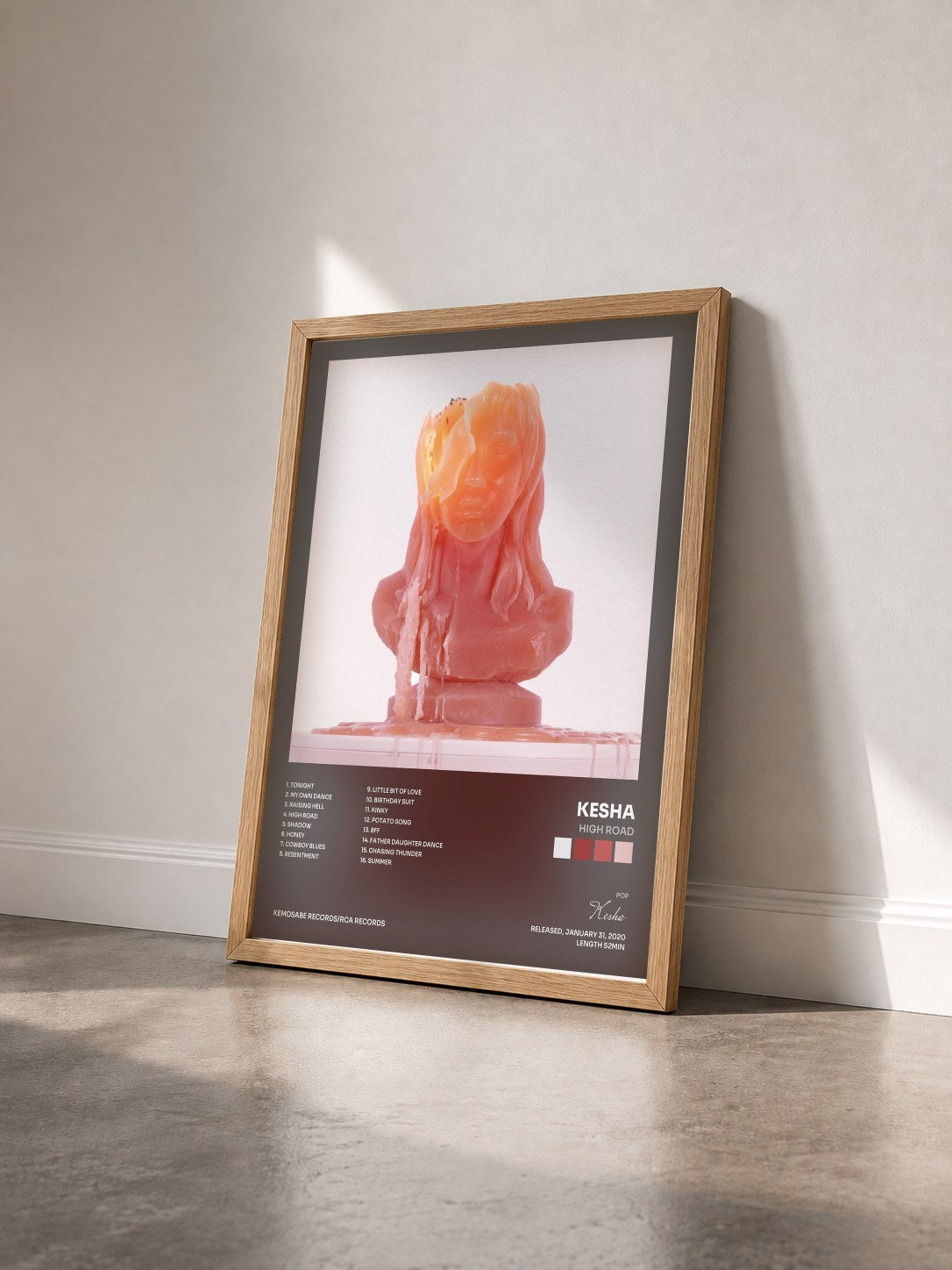 #bois Tableau de l'album High Road de Kesha vu de trois quarts, cadre en bois brut