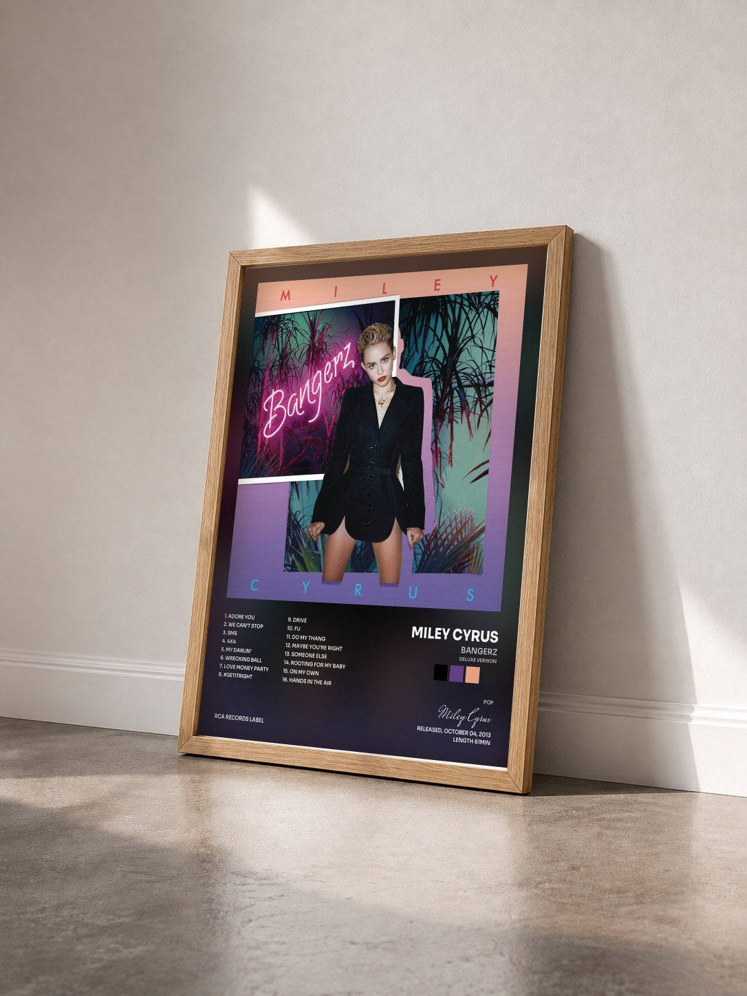#bois Tableau de l'album Bangerz (Deluxe Version) de Miley Cyrus vu de trois quarts, cadre en bois brut